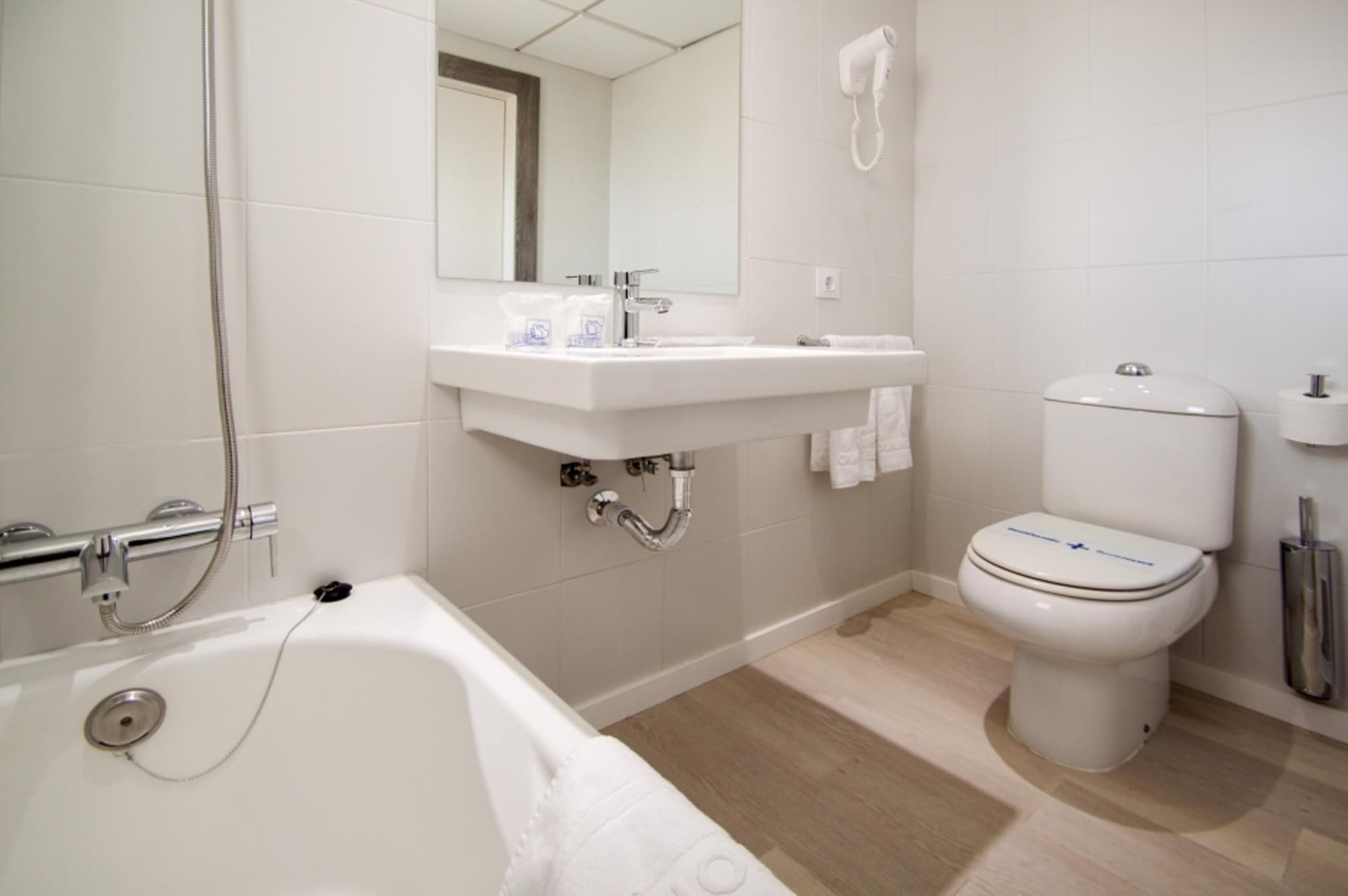 FERGUS Bermudas, Room