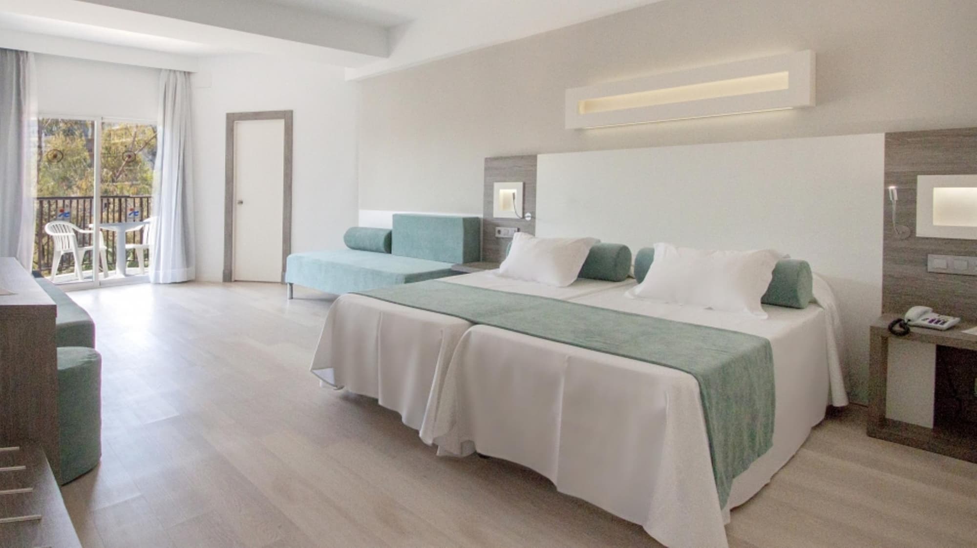 FERGUS Bermudas, Room