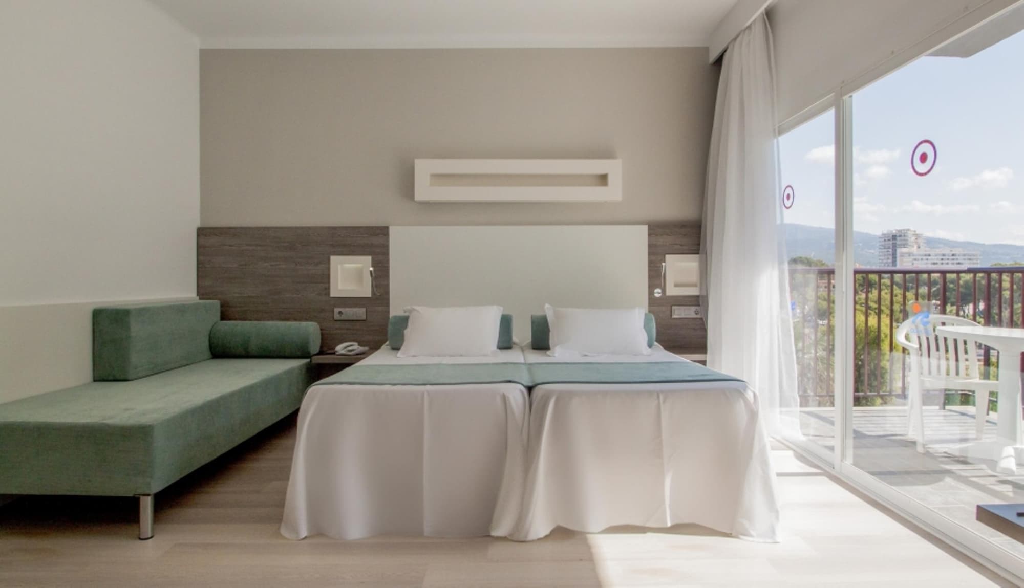 FERGUS Bermudas, Room