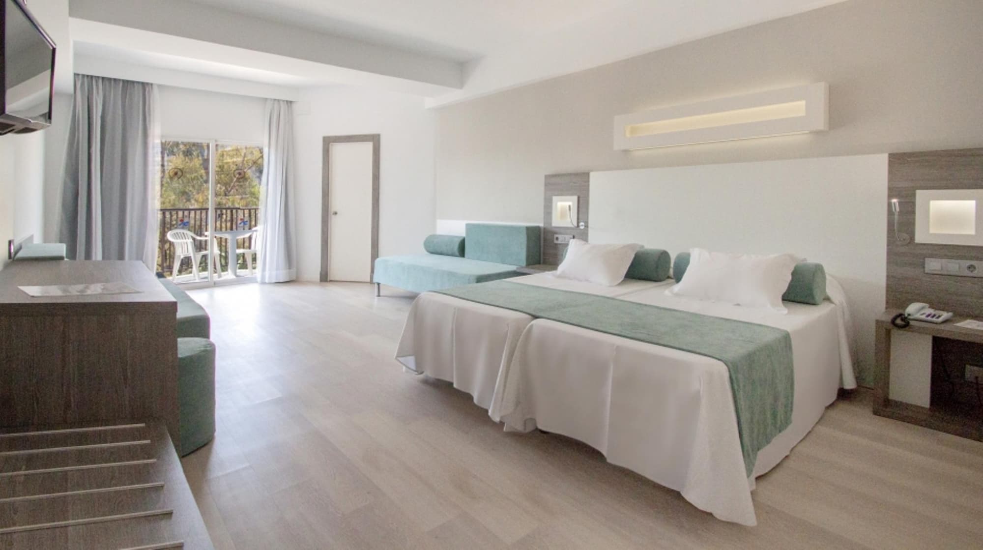 FERGUS Bermudas, Room