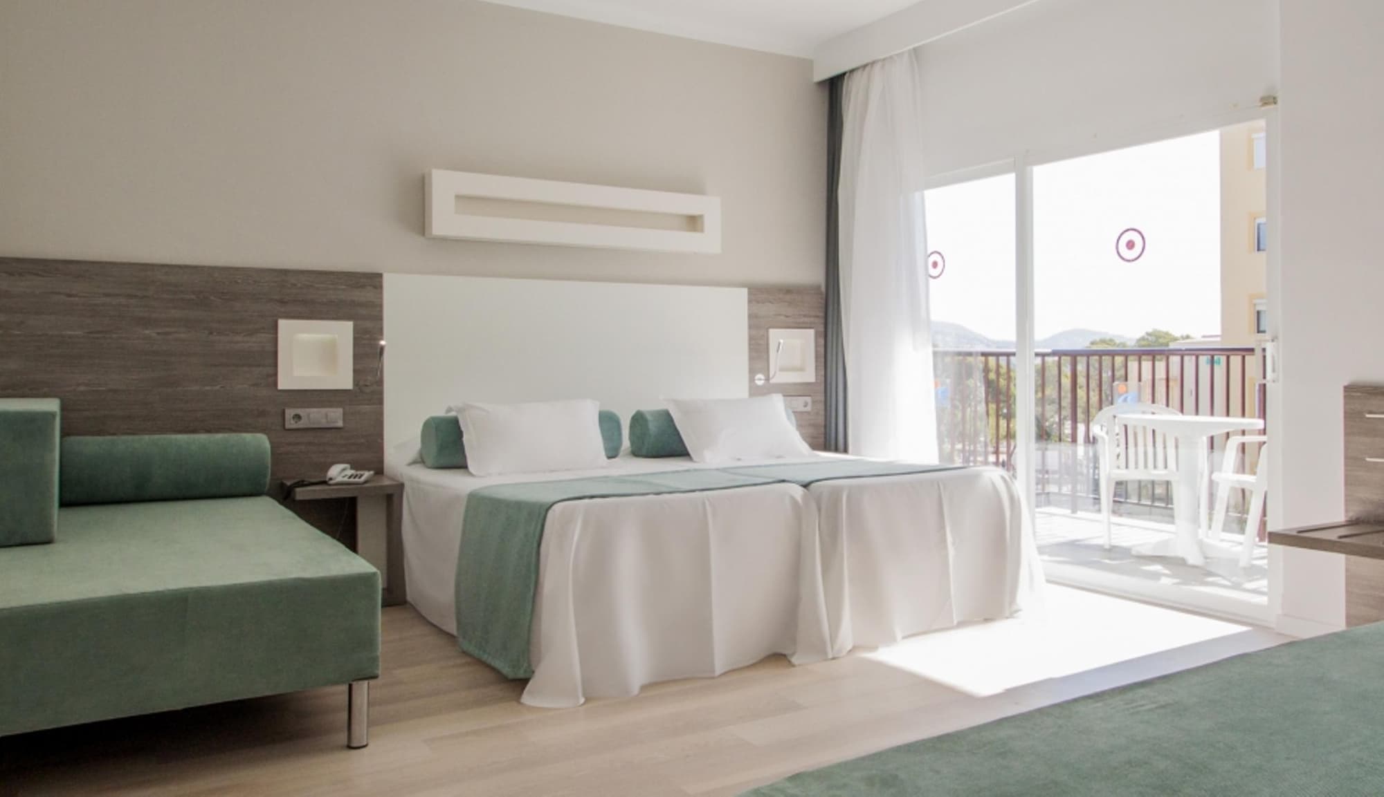 FERGUS Bermudas, Room