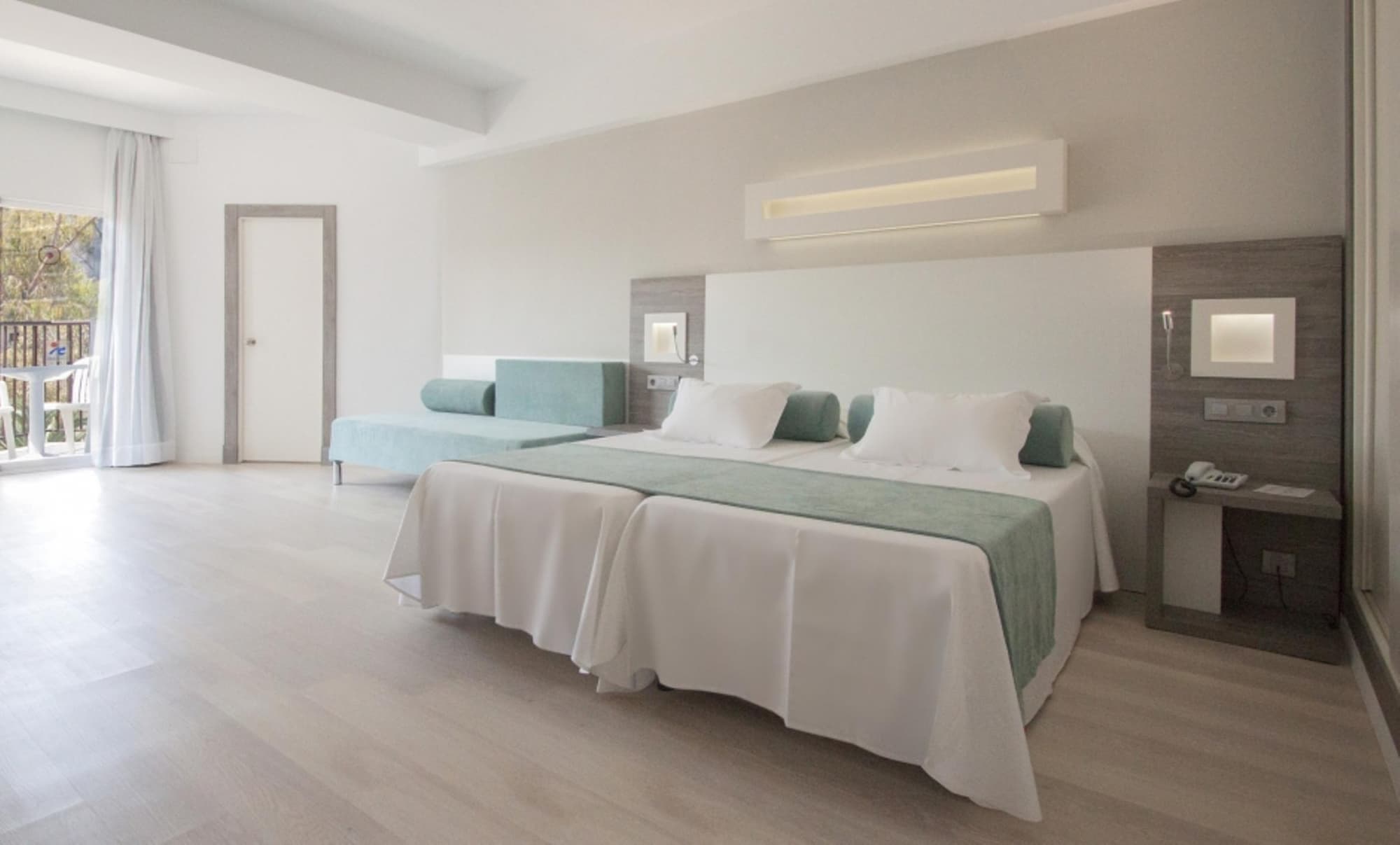 FERGUS Bermudas, Room