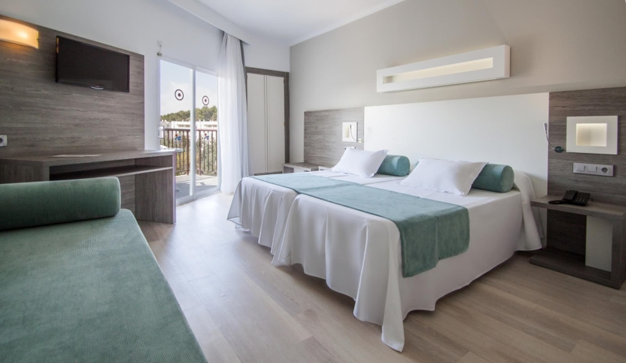 FERGUS Bermudas, Room