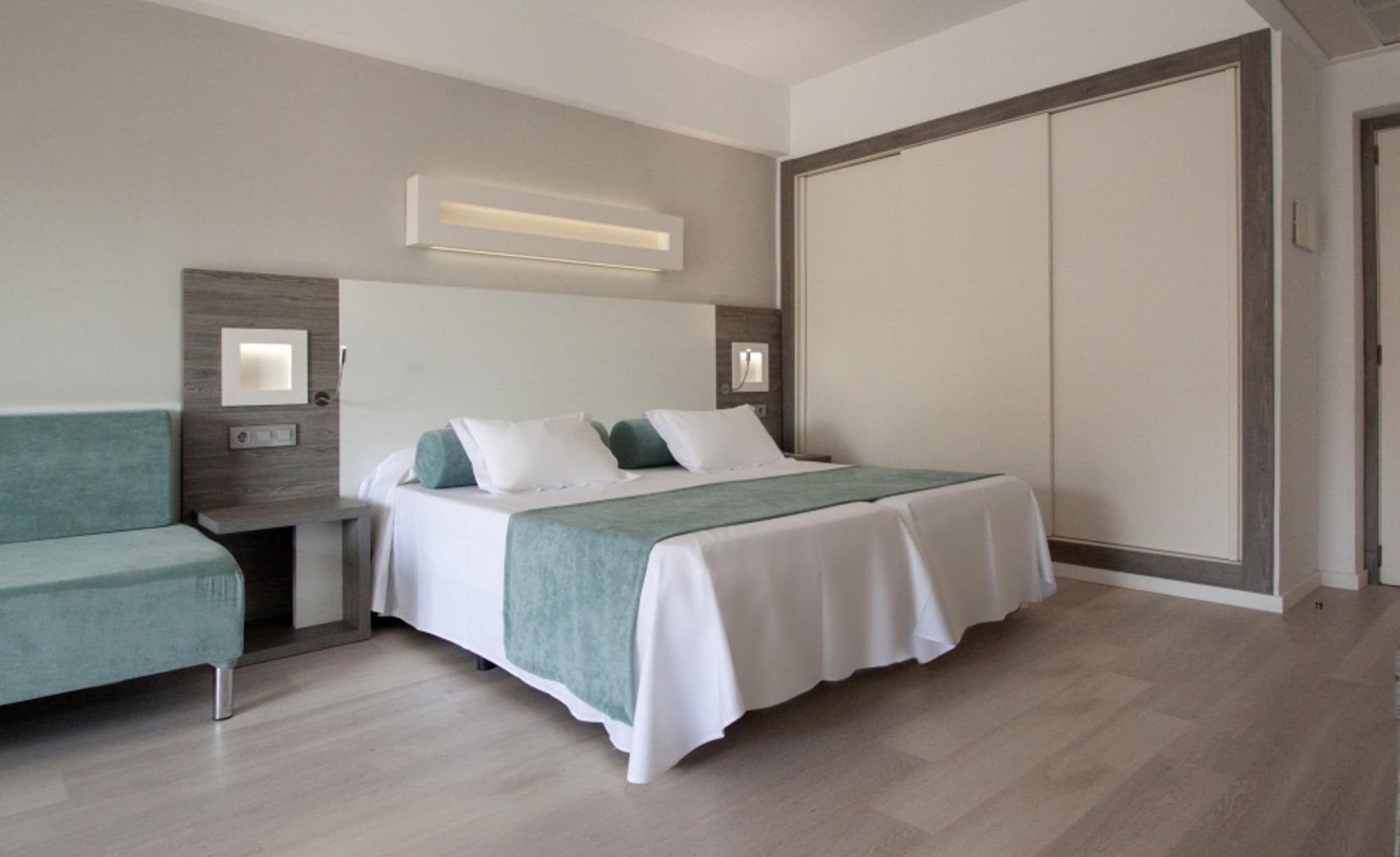 FERGUS Bermudas, Room