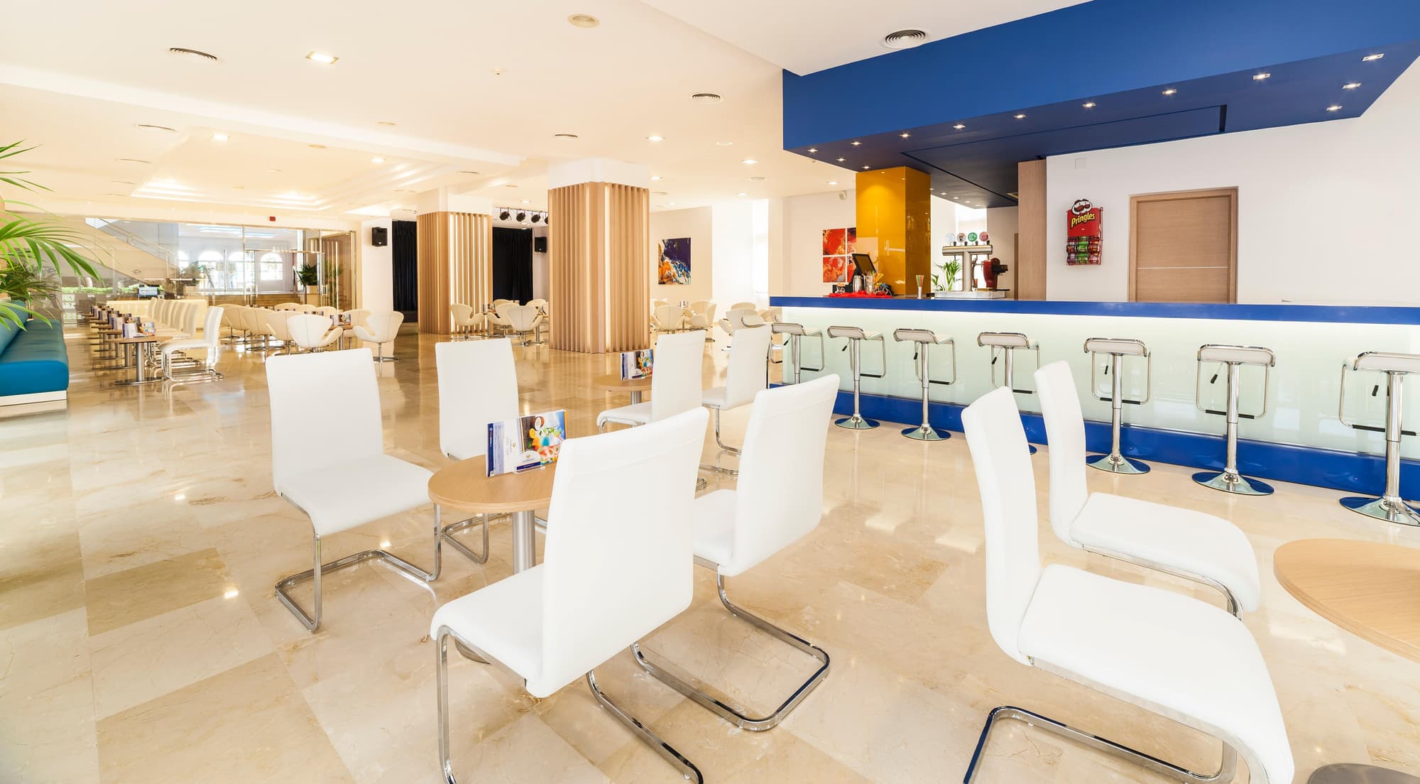 Globales Lord Nelson, Bar