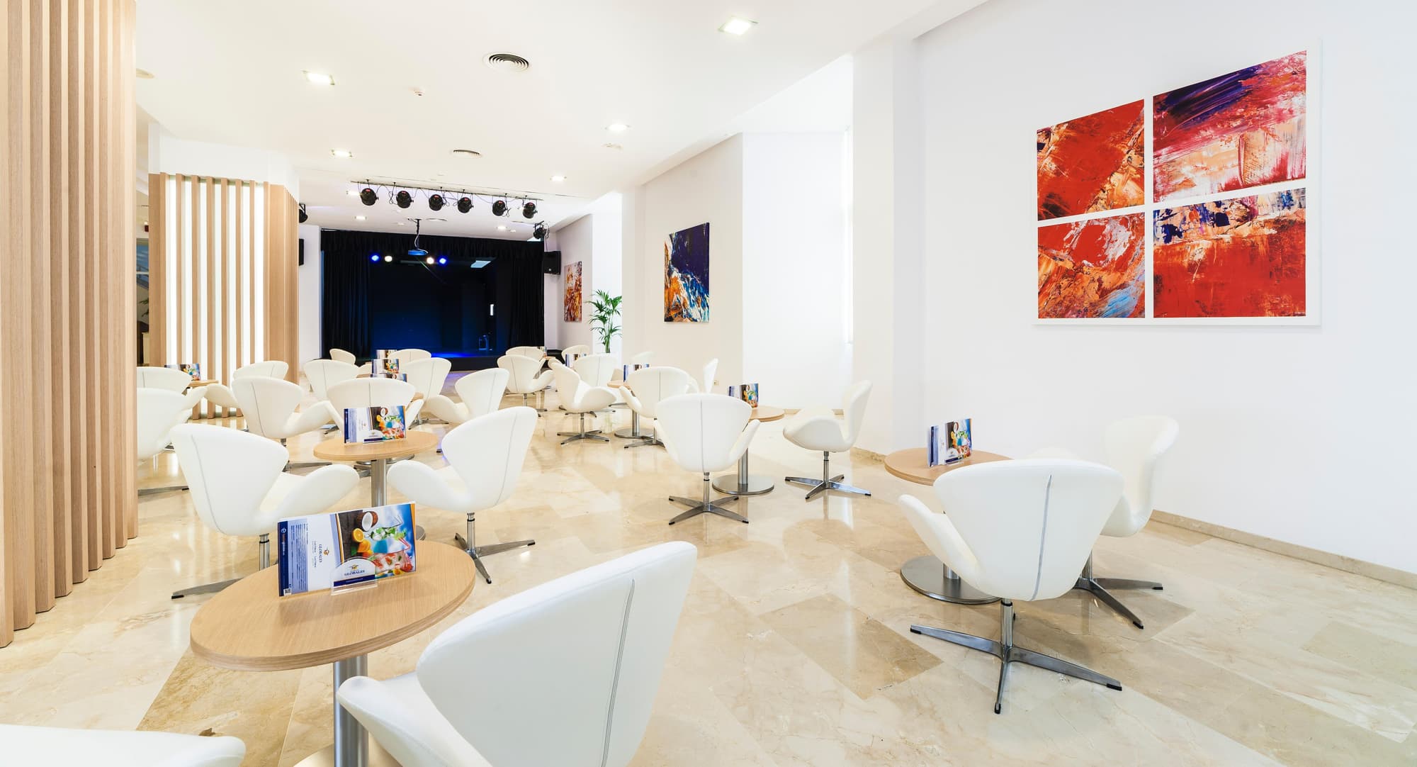 Globales Lord Nelson, Bar