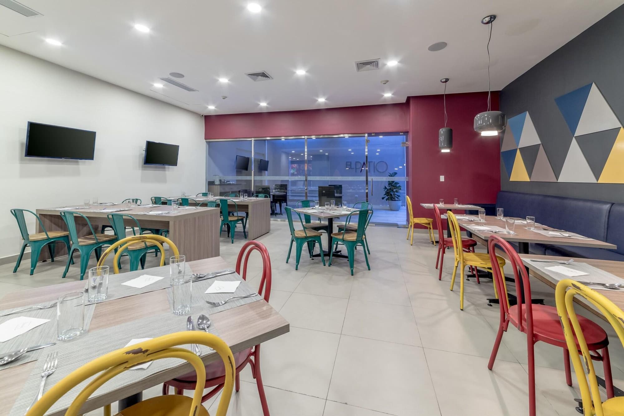 Novus Plaza Hodelpa, Restaurant