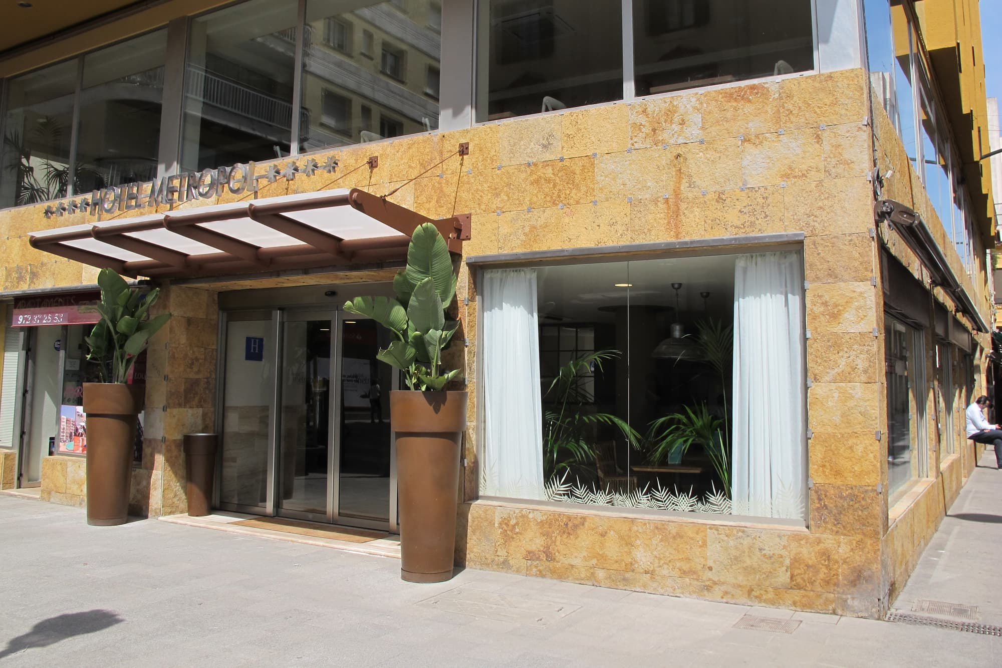 Metropol Hotel, General view