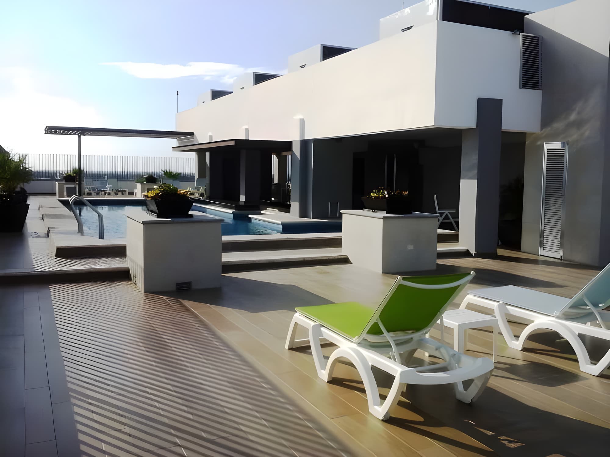 El Conquistador, Pool