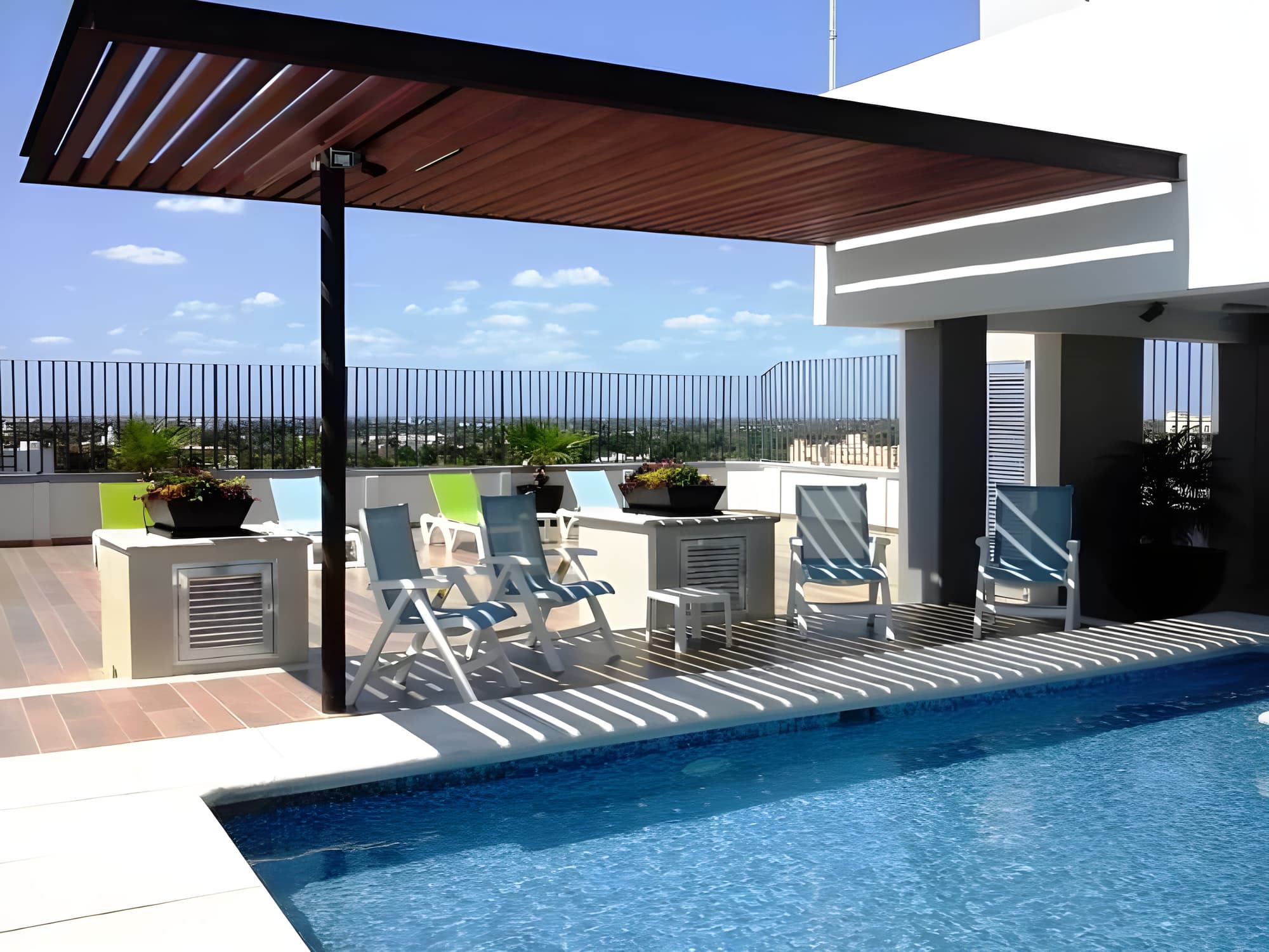 El Conquistador, Pool