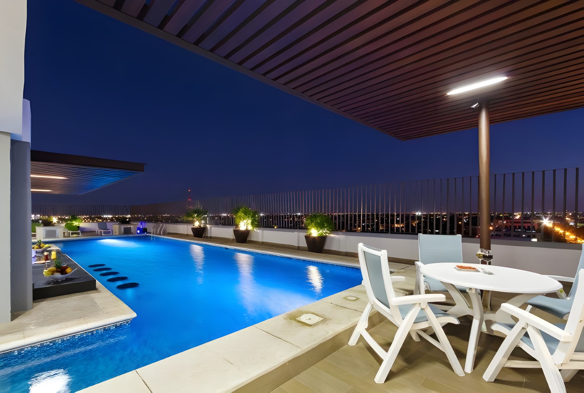 El Conquistador, Pool