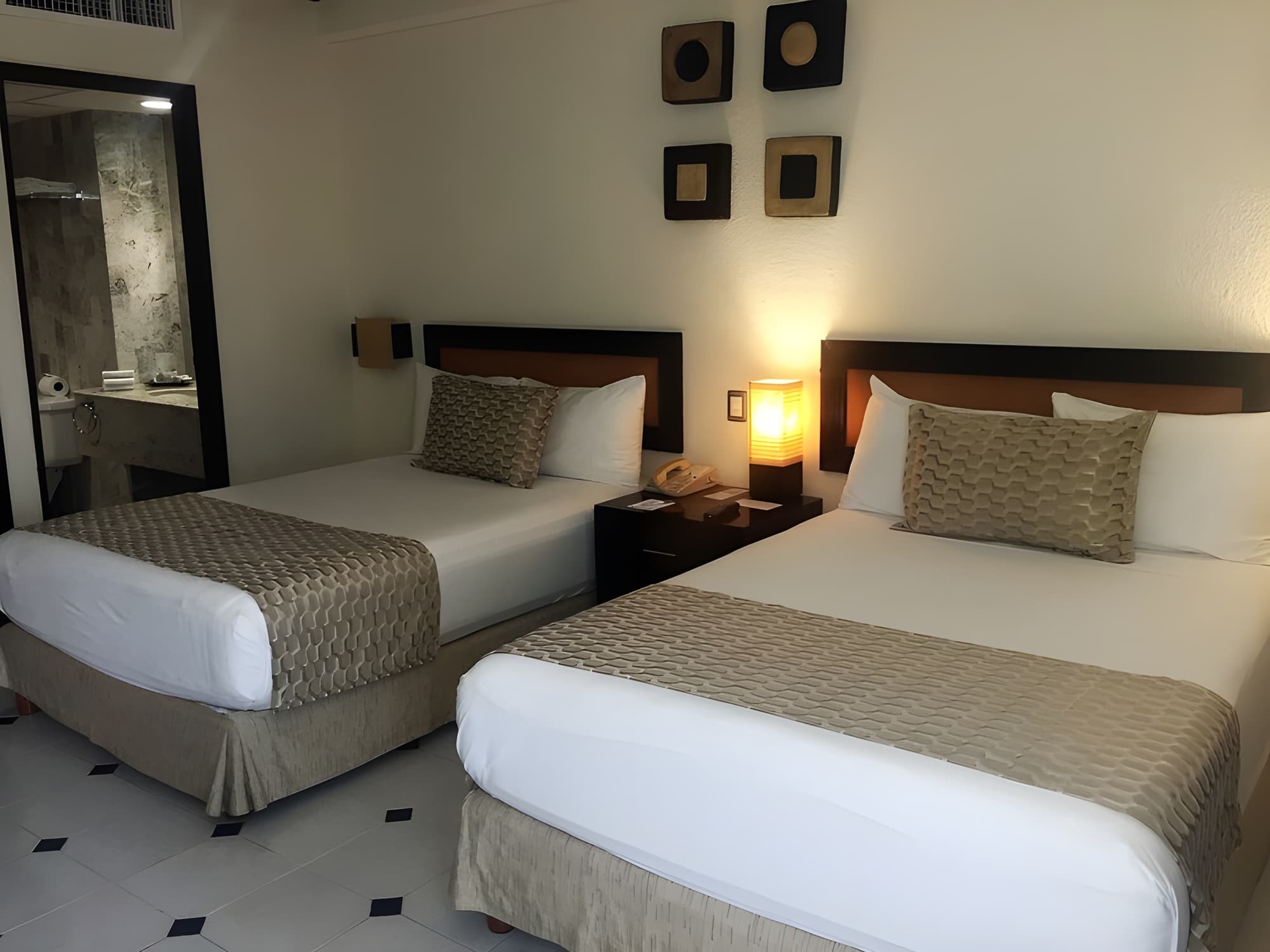 El Conquistador, Room