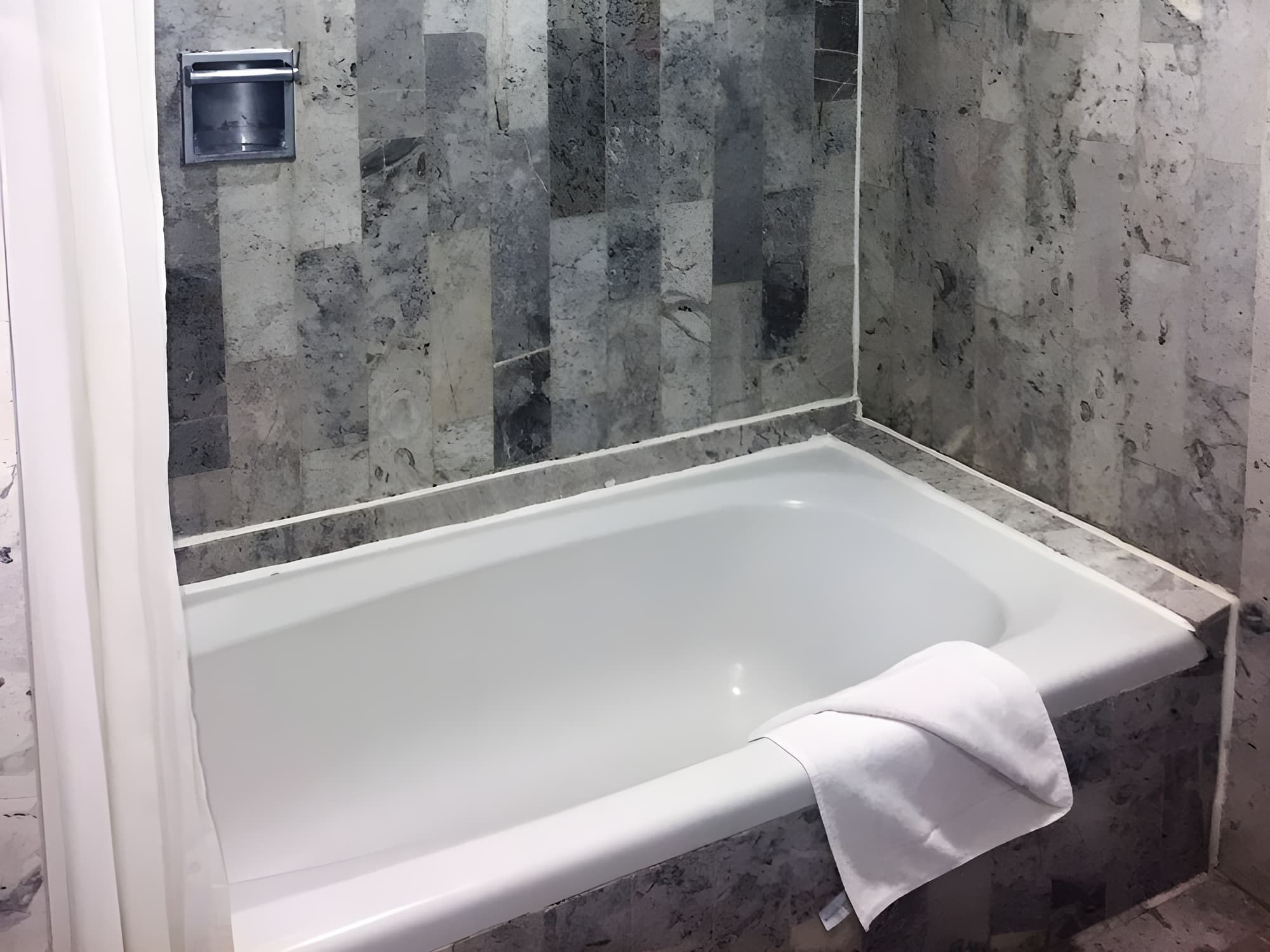 El Conquistador, Room