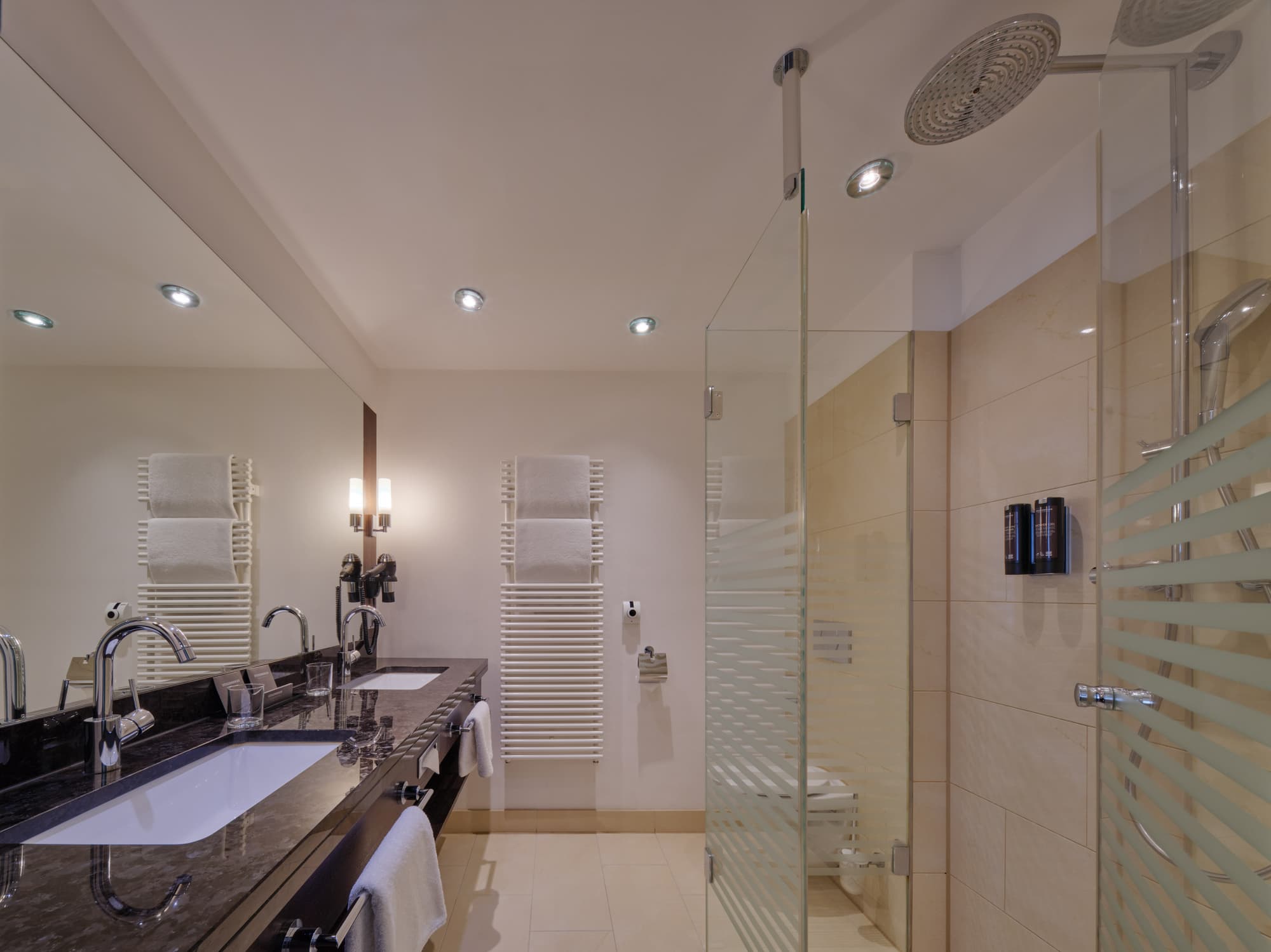 Steigenberger Graf Zeppelin, Room