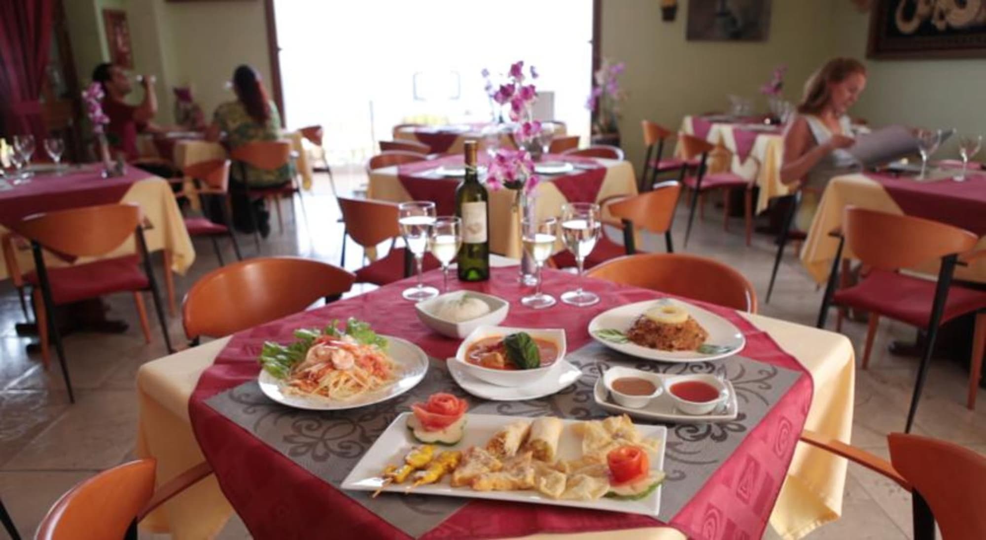 Las Olas, Restaurant