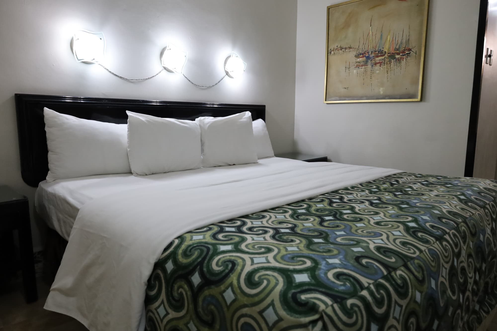 Aristos Puebla, Room