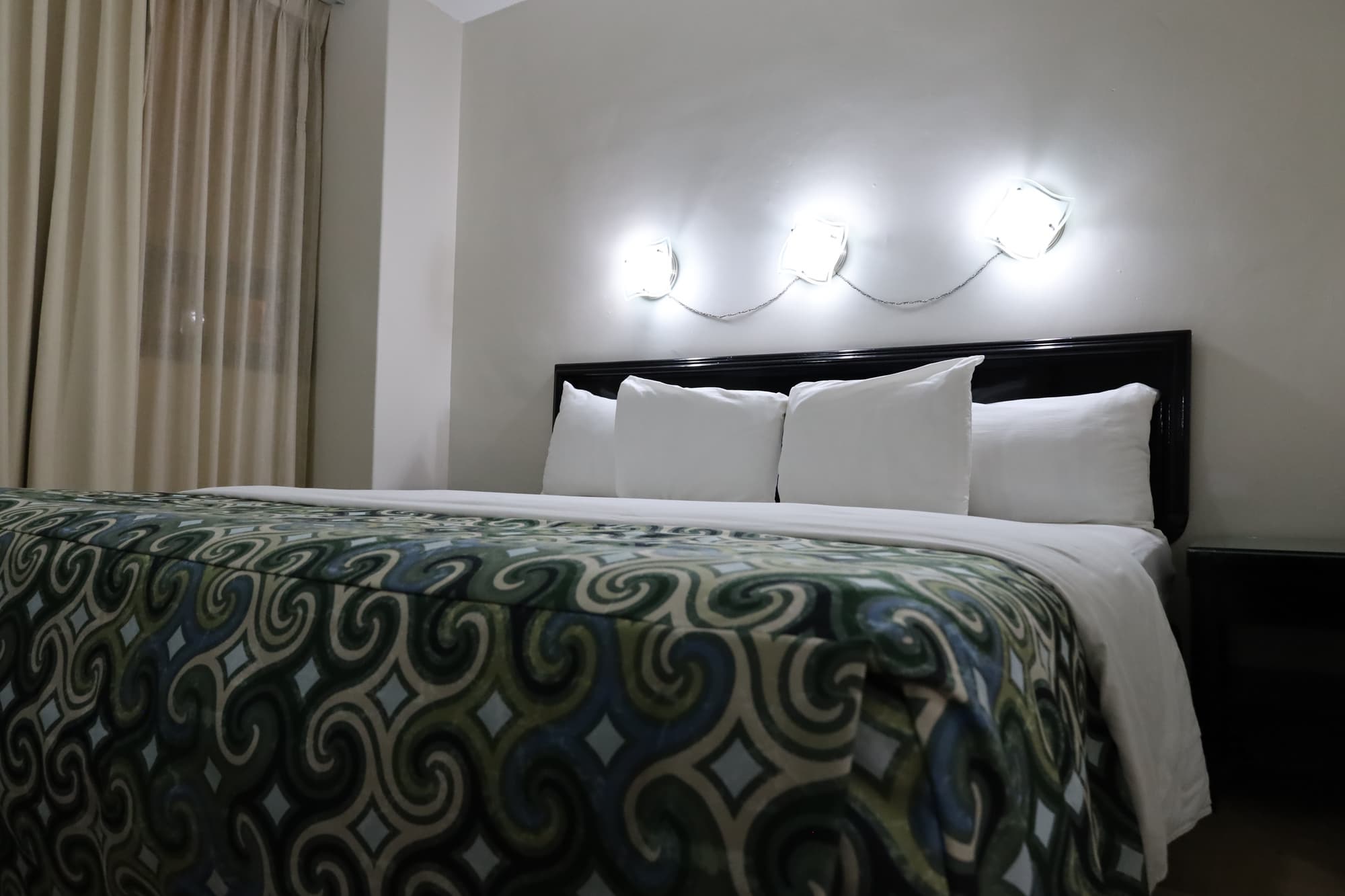 Aristos Puebla, Room