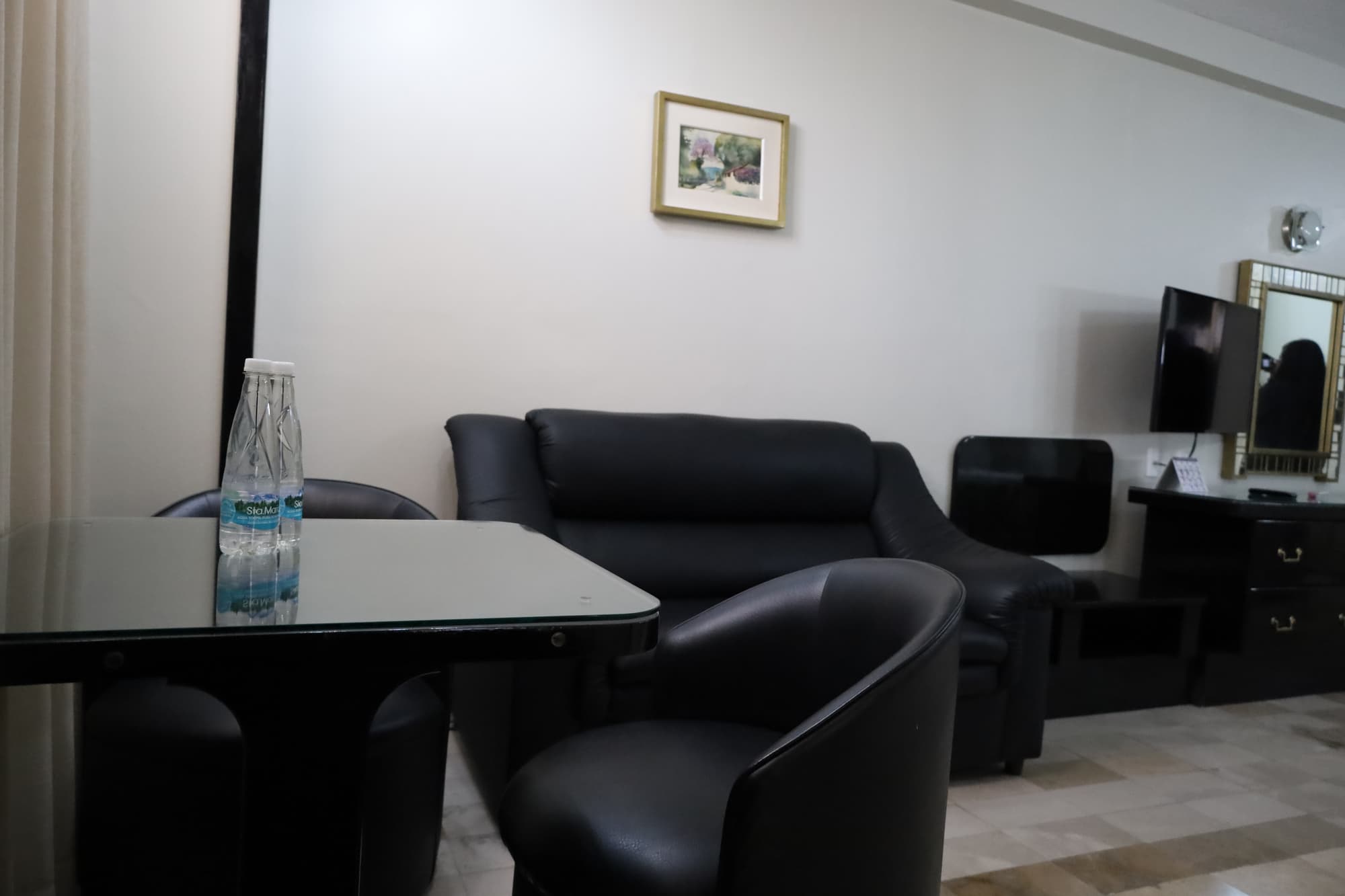 Aristos Puebla, Room