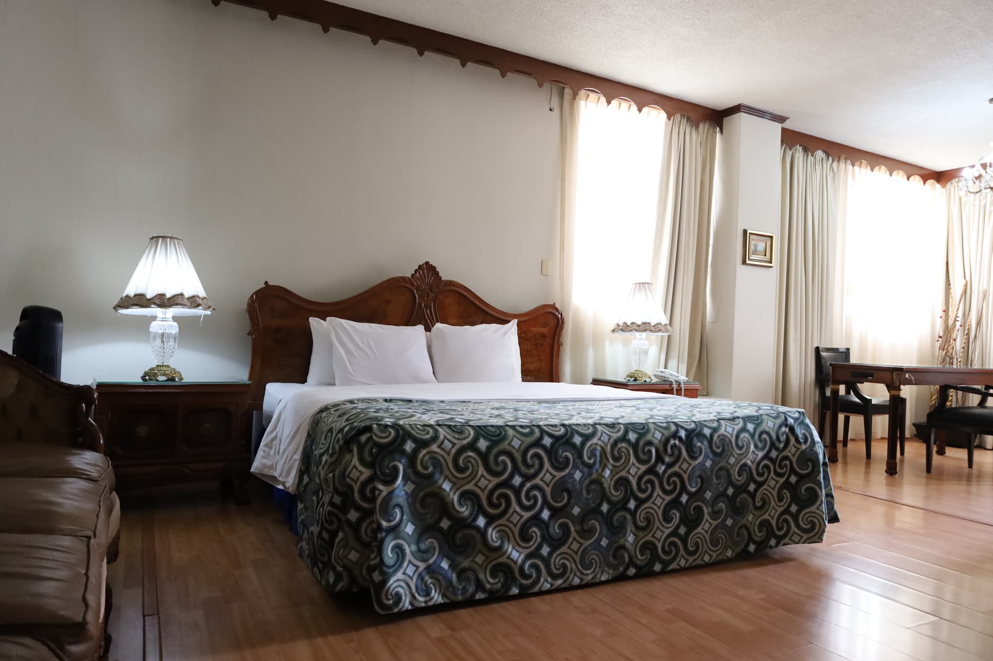 Aristos Puebla, Room