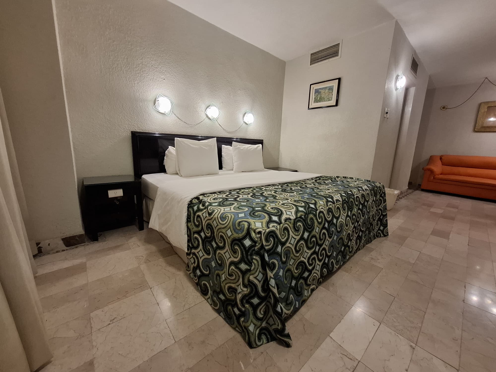 Aristos Puebla, Room