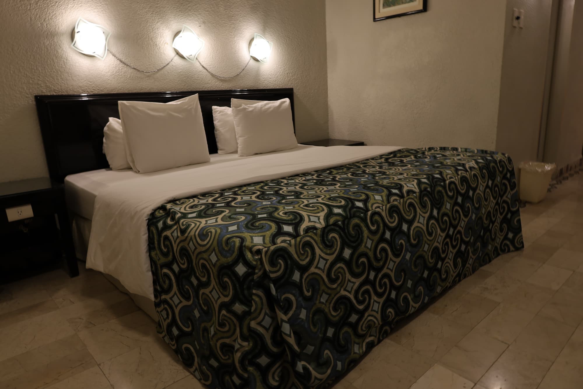 Aristos Puebla, Room