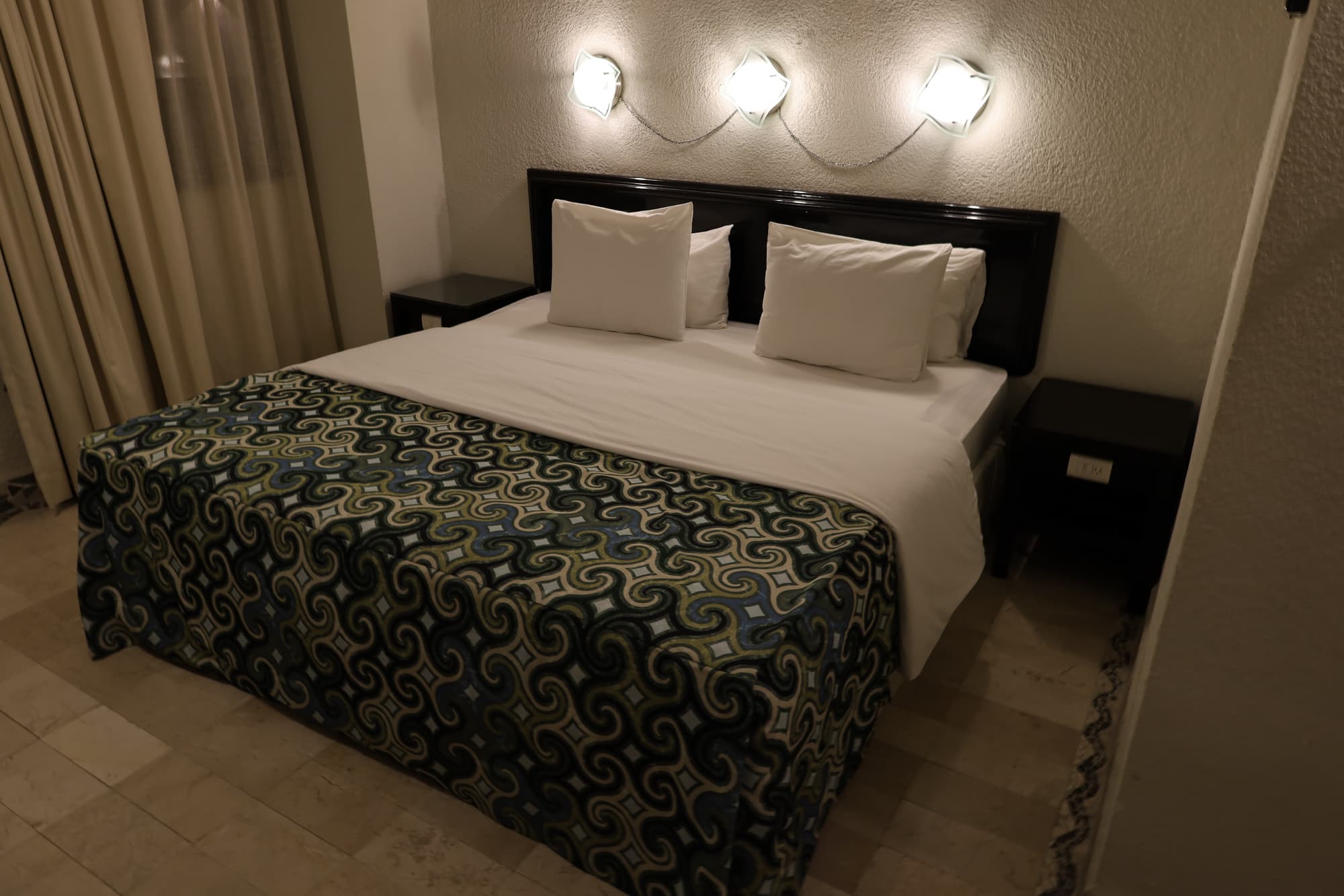 Aristos Puebla, Room