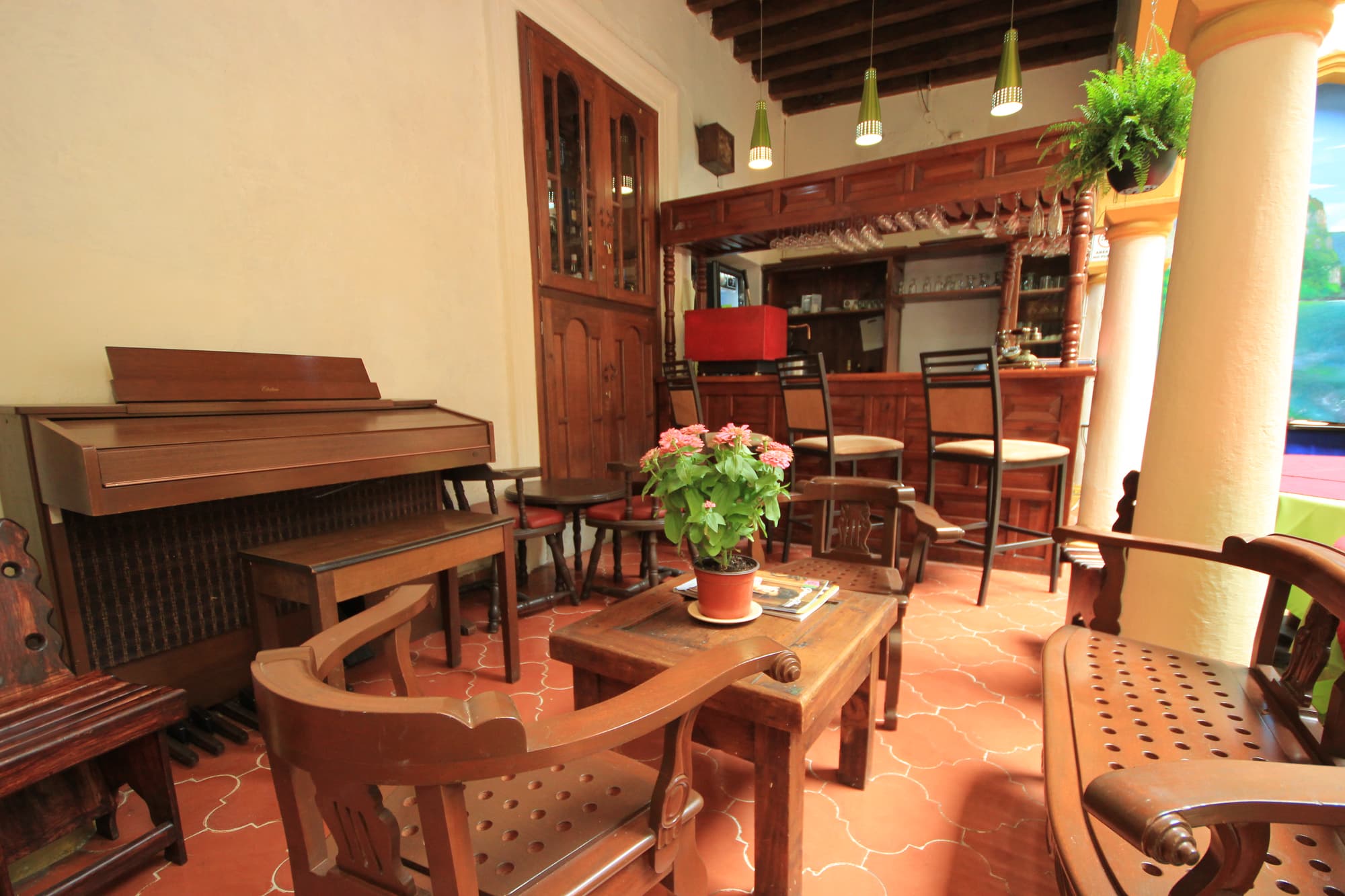 Mansion de los Angeles, Bar