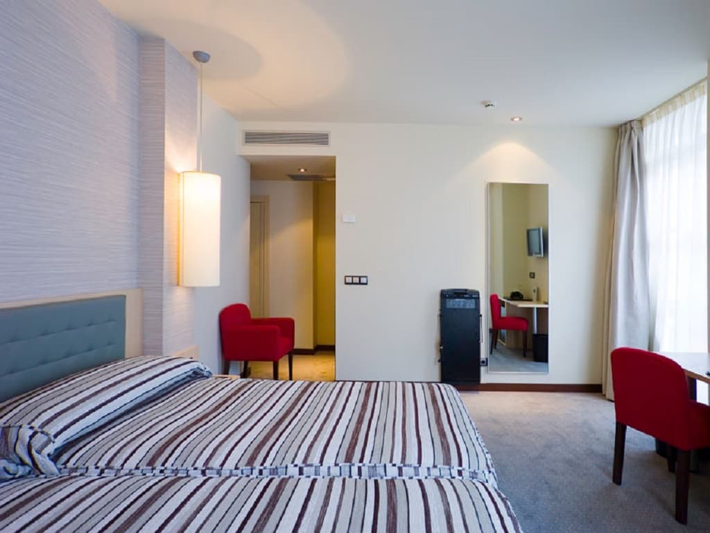 Abba Santander, Room