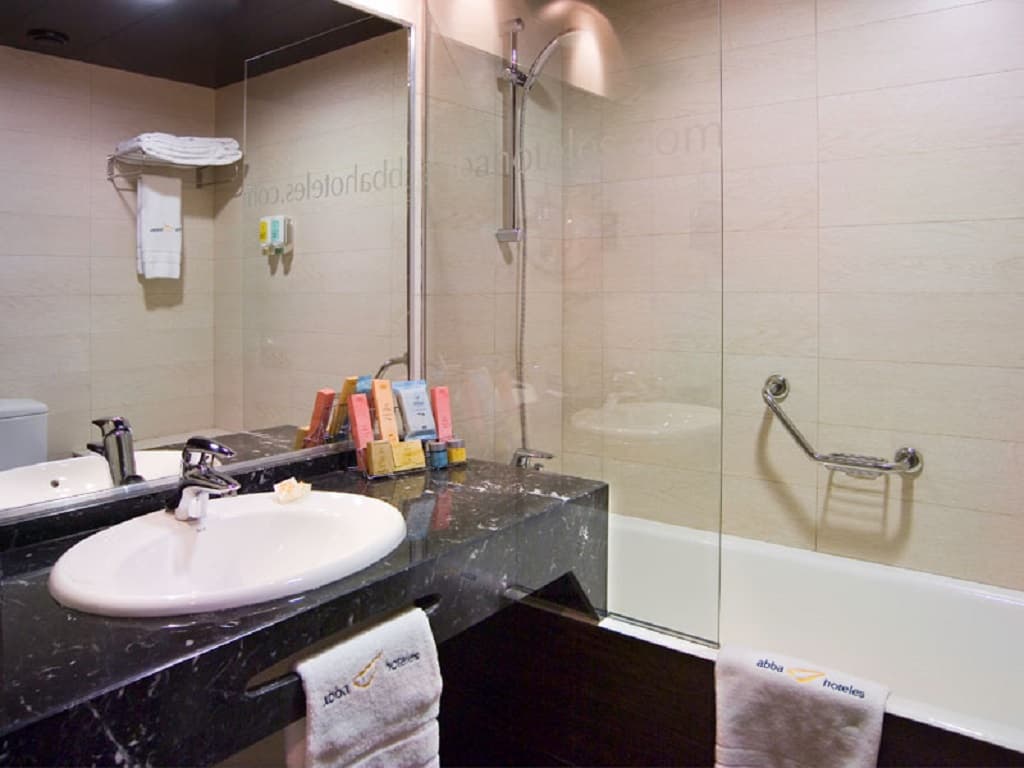 Abba Santander, Room