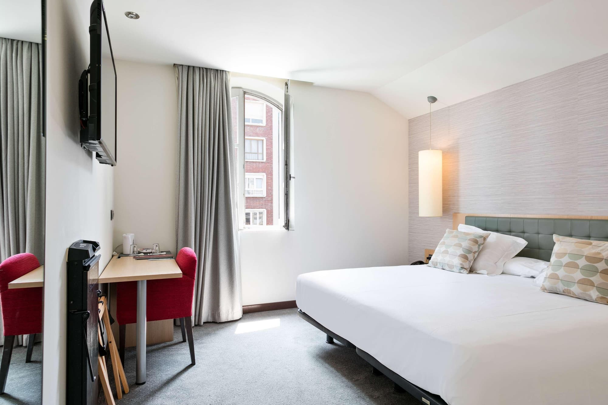 Abba Santander, Room