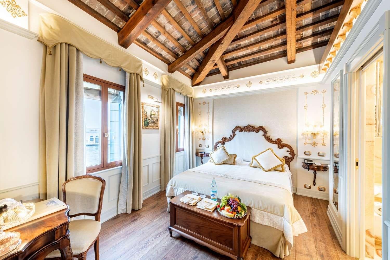 Monaco and Grand Canal, Room