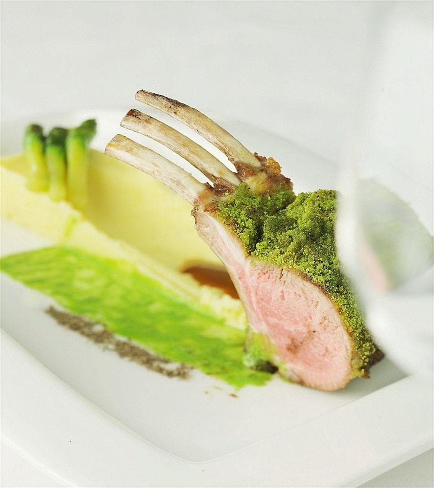 Four Seasons First Residence, Restaurant