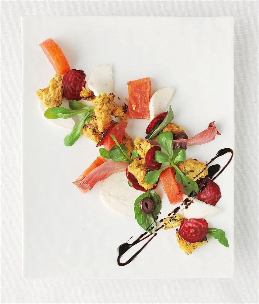 Four Seasons First Residence, Restaurant