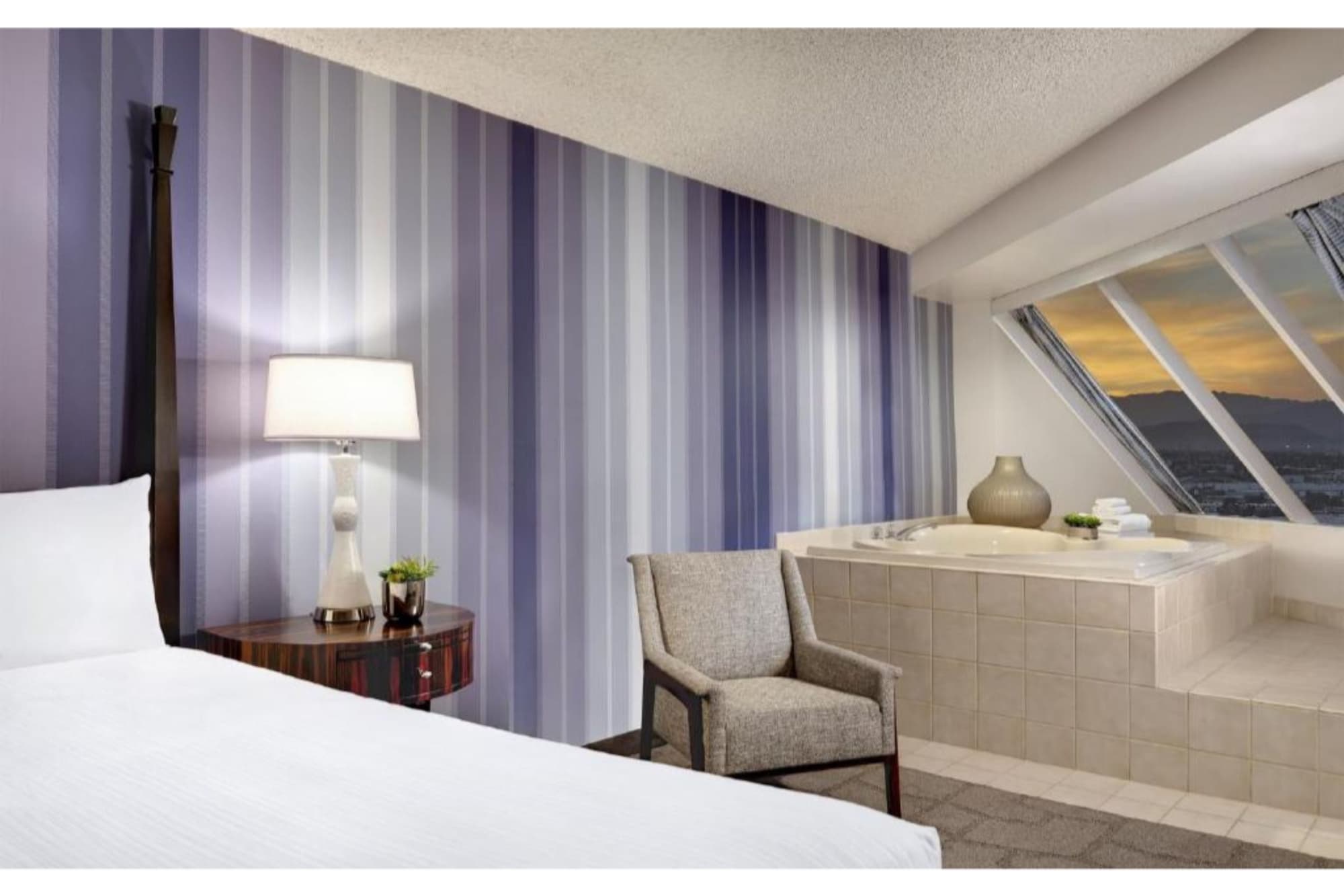 Luxor Hotel & Casino, Room