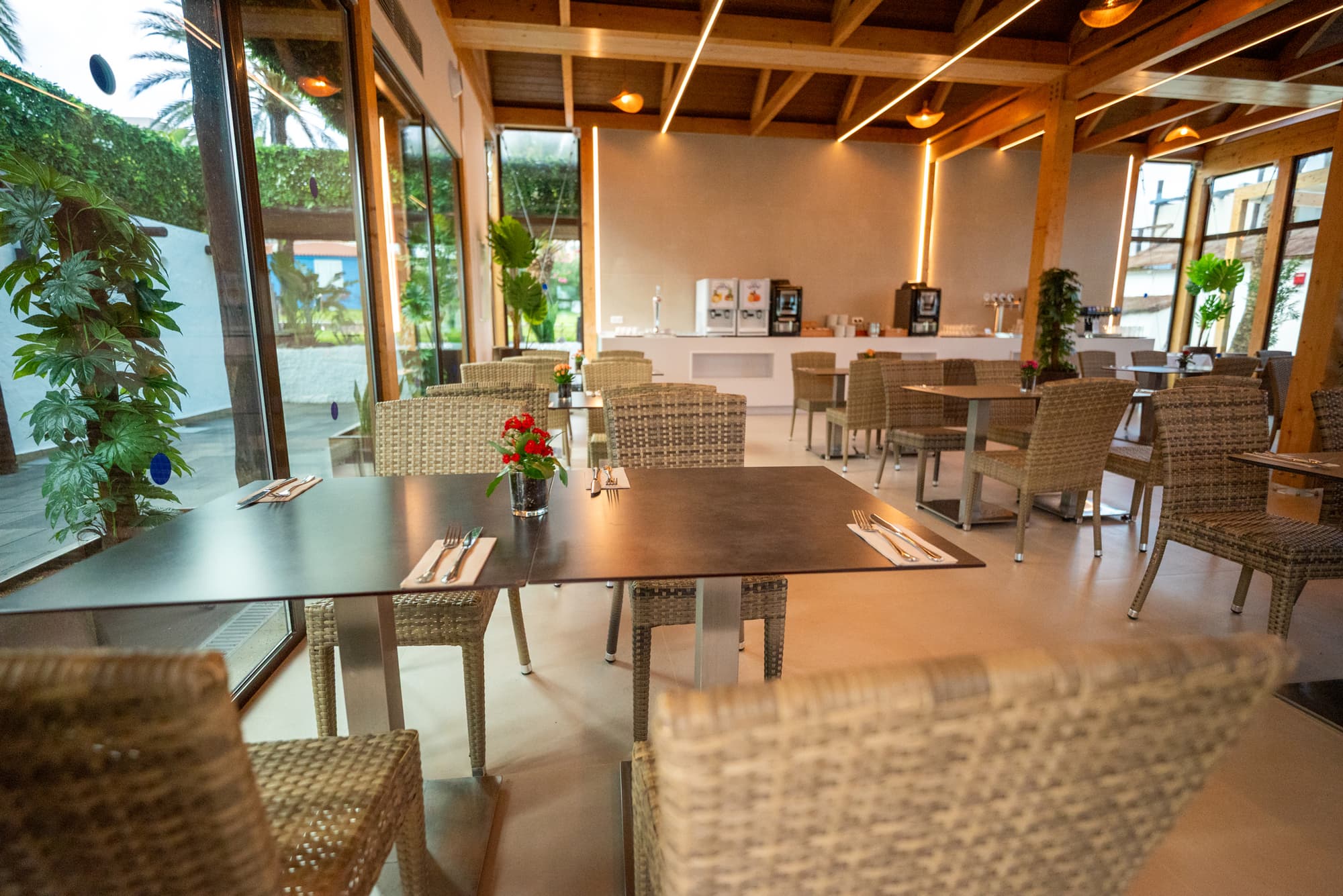 HL Miraflor Suites, Restaurant