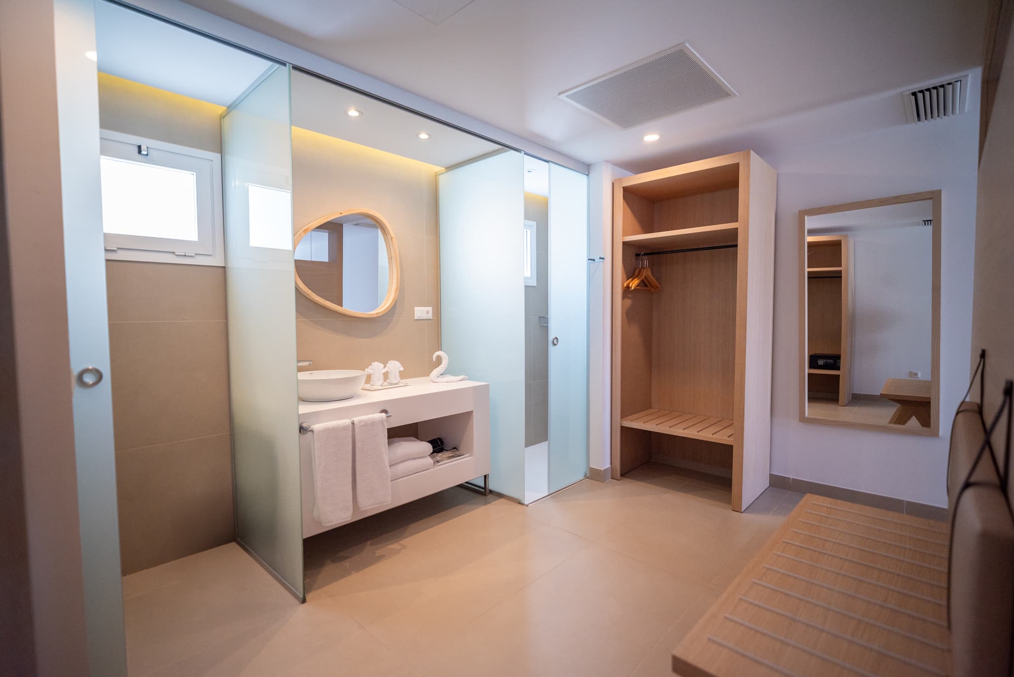 HL Miraflor Suites, Room