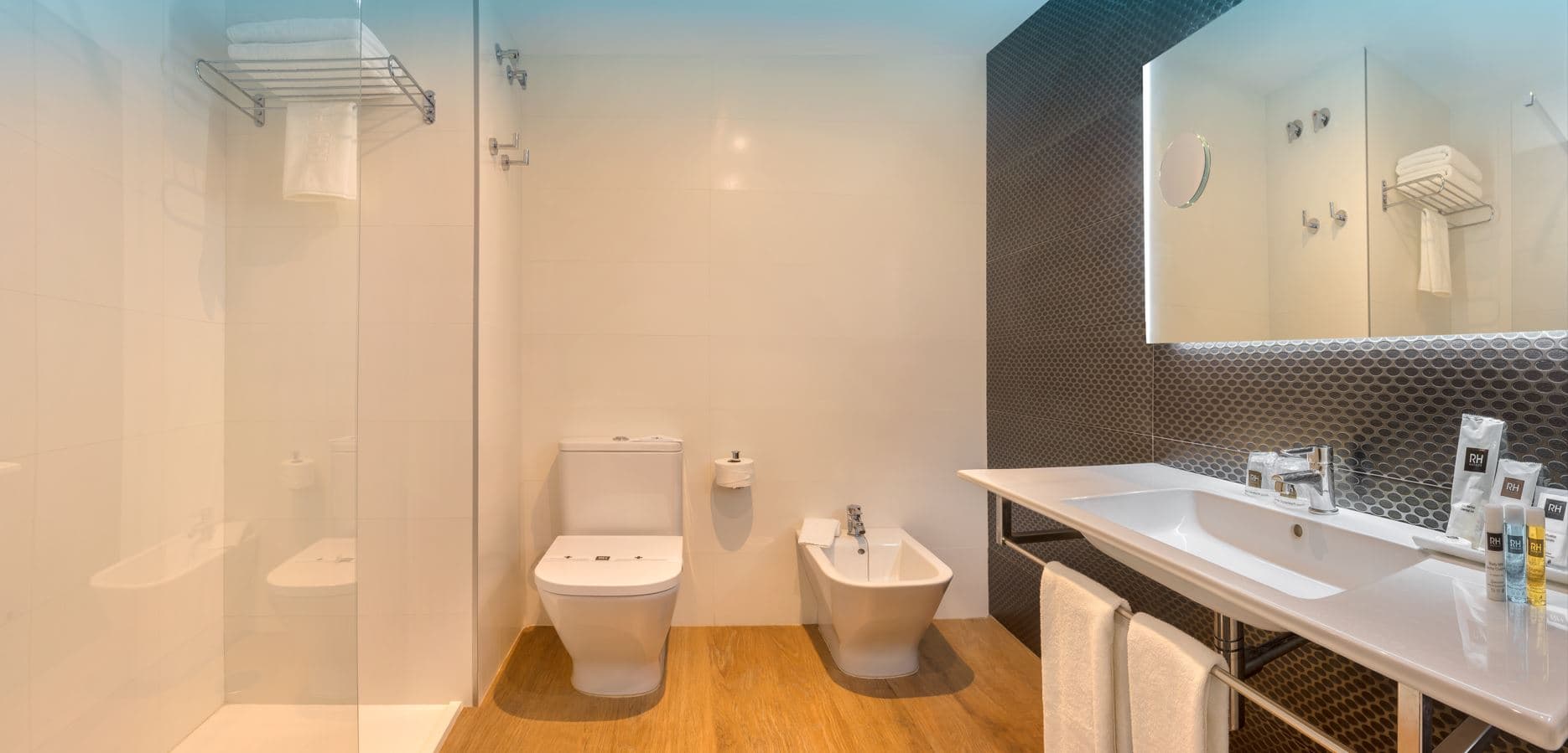 RH Royal-Only Adults, Room