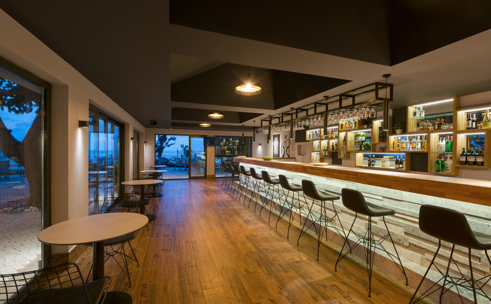 Floria Beach Hotel, Bar