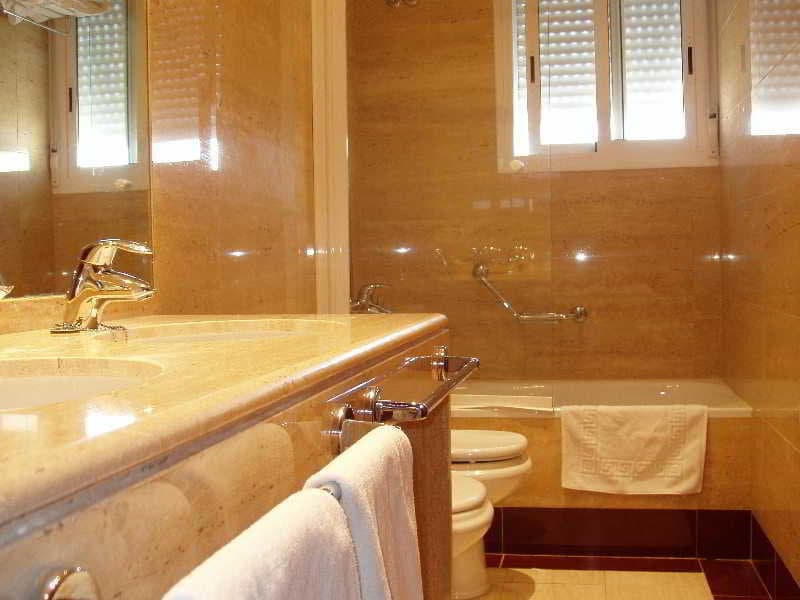 Reyes Católicos, Room