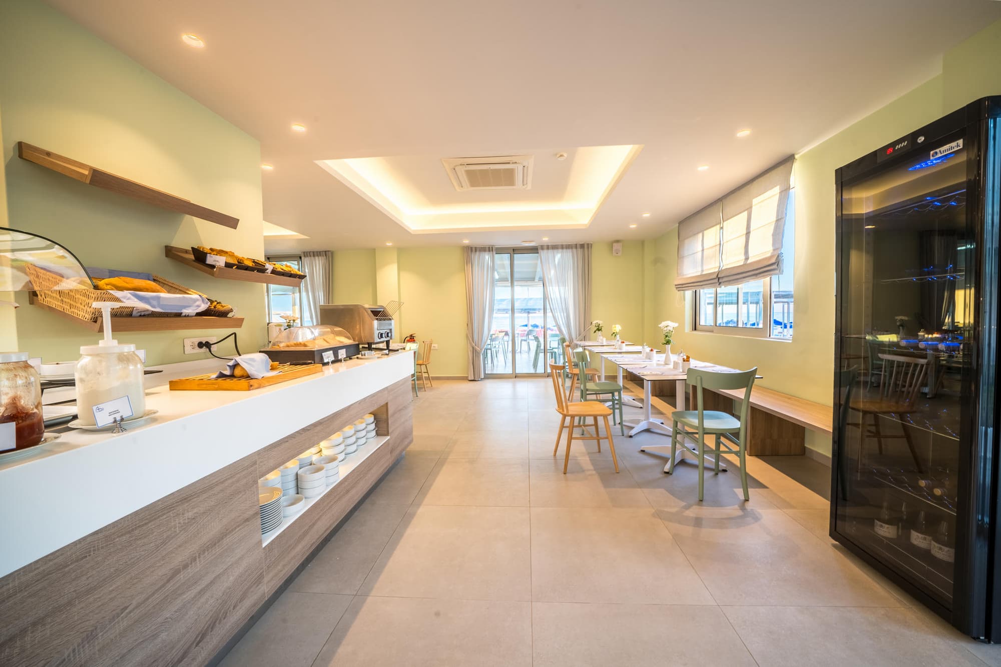 Adele Beach, Restaurant