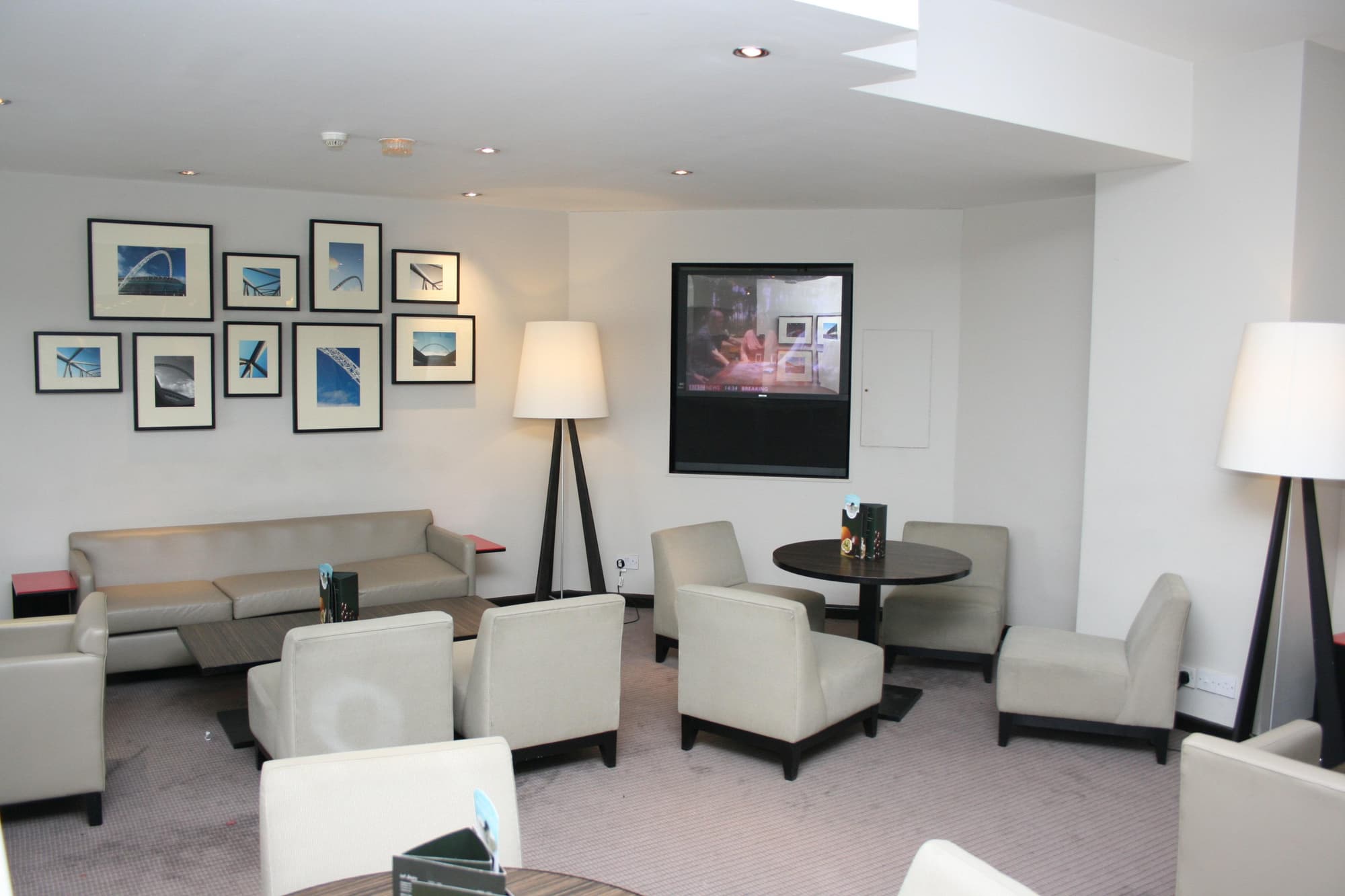 Holiday Inn London Brent Cross, Bar