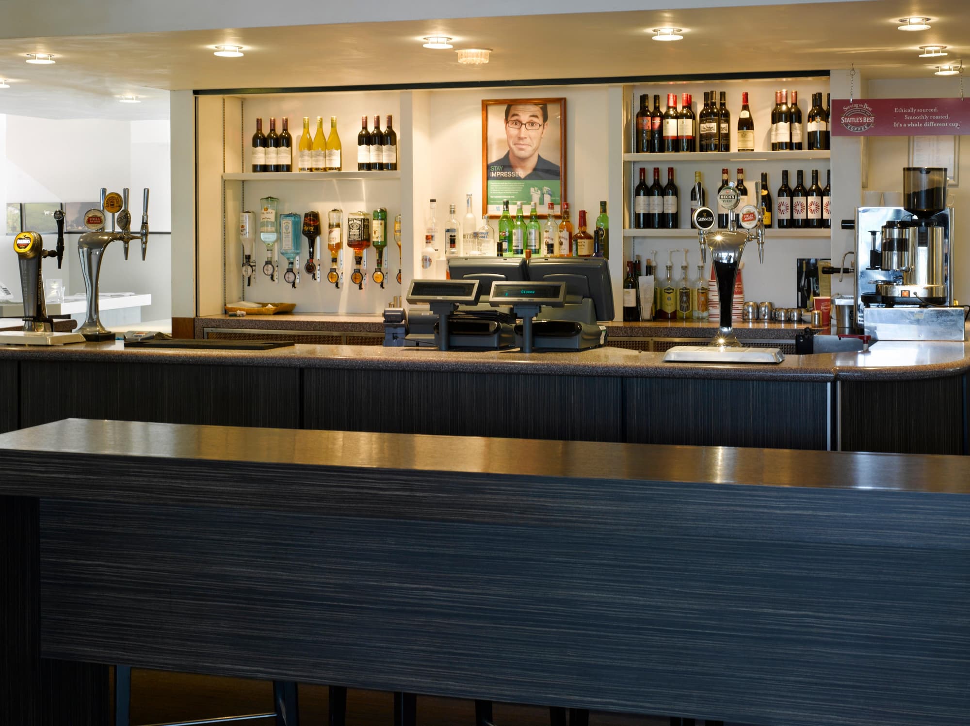 Holiday Inn London Brent Cross, Bar