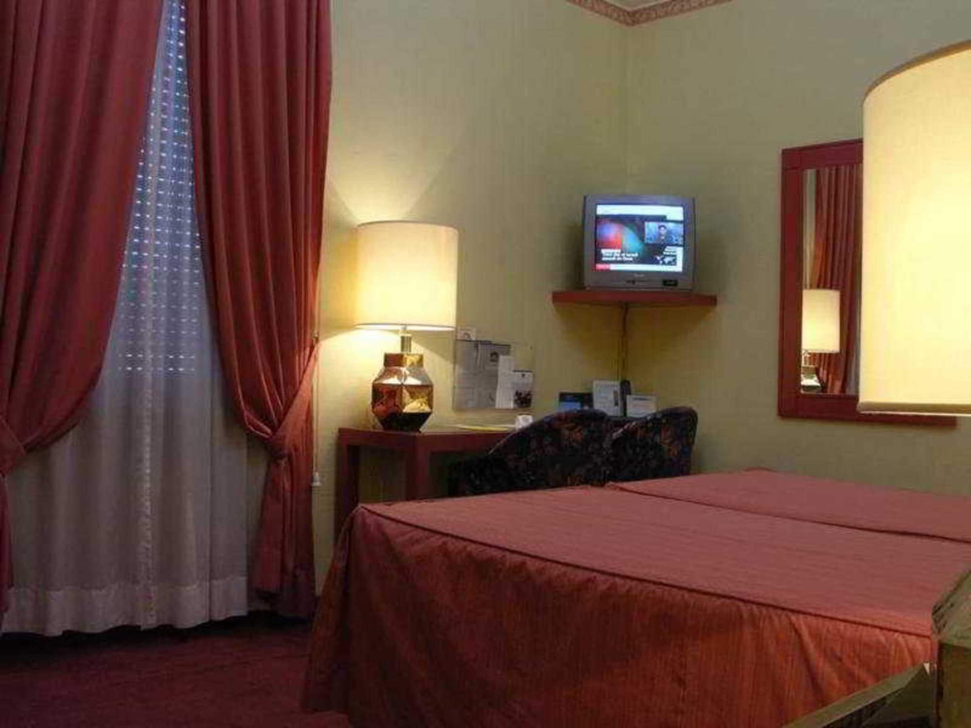 Mondial, Room