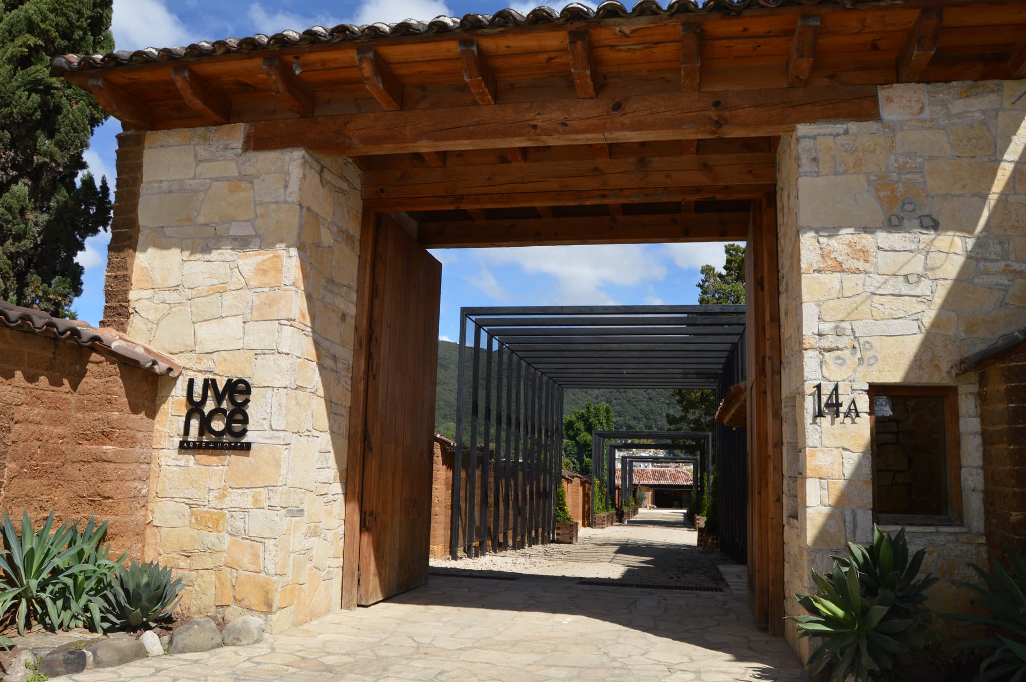 Uvence Arte + Hotel, General view