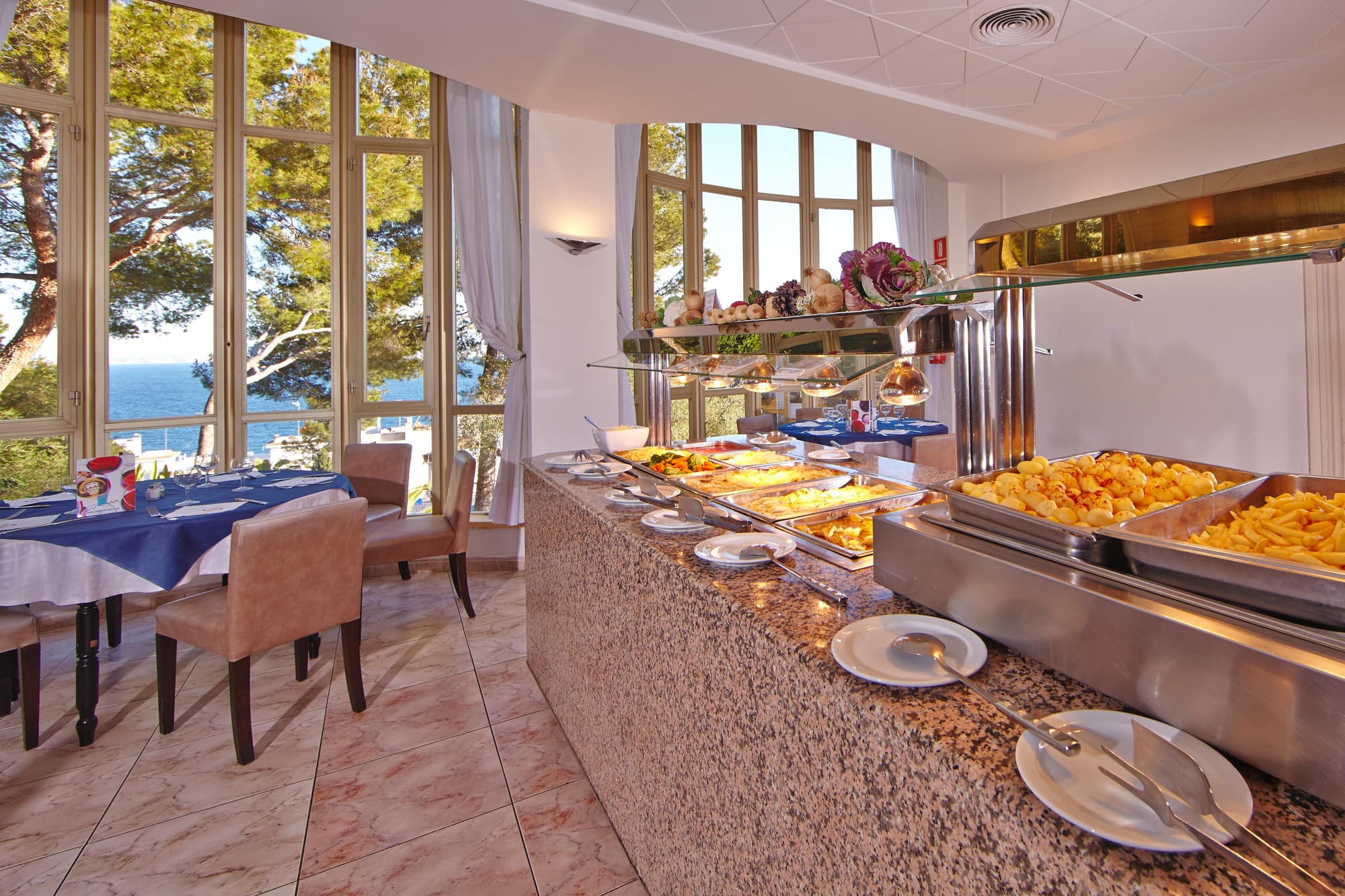 Blue Bay, Restaurant