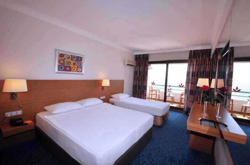 Grand Efe, Room