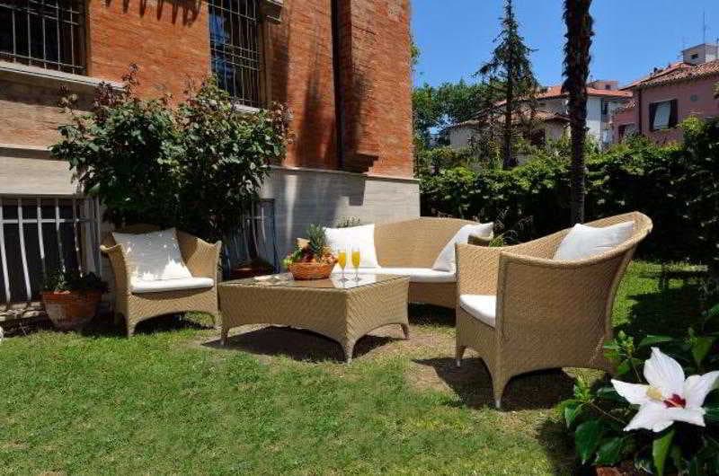 Villa Albertina, Terrace