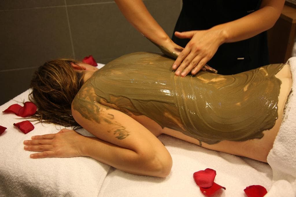 Las Sirenas (Hotel), Sports and Entertainment