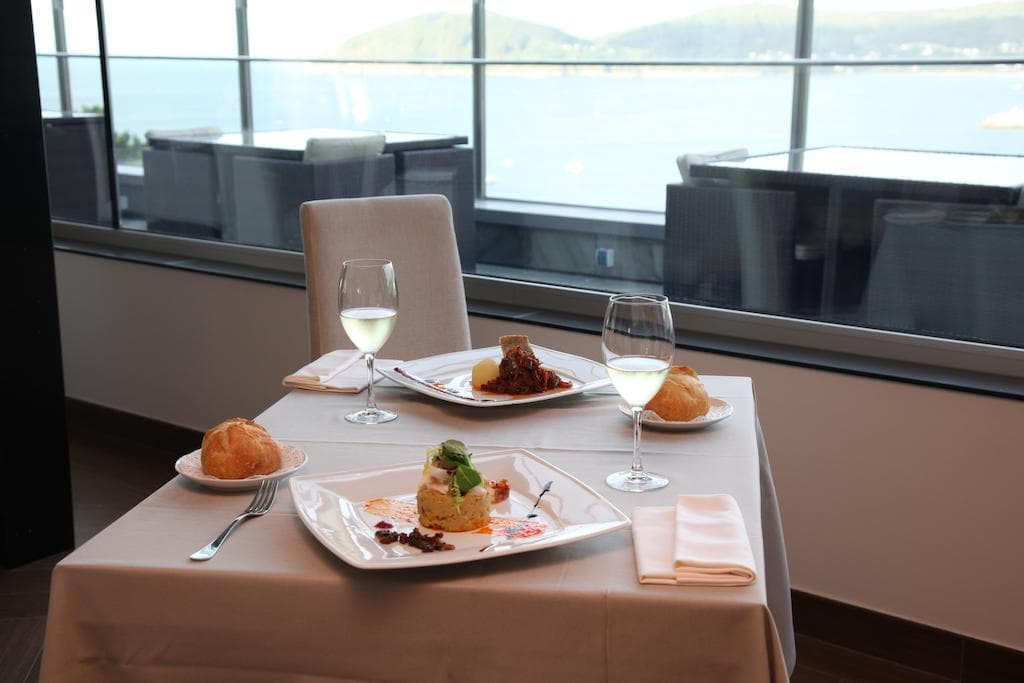 Las Sirenas (Hotel), Restaurant