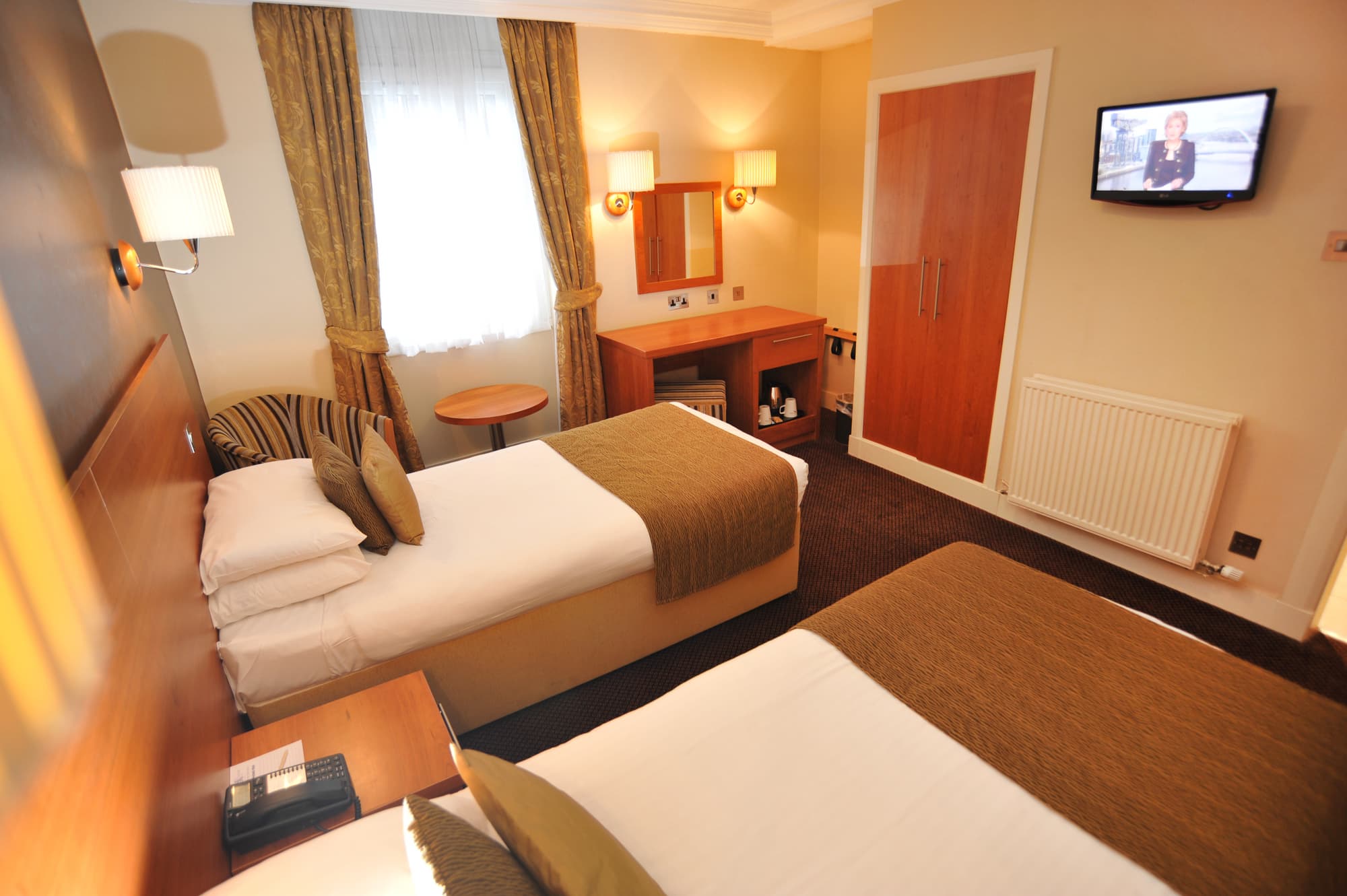 Golden Lion Hotel, General view